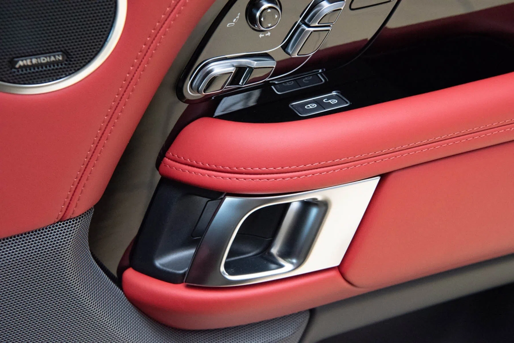 2020 Range Rover 5.0 Supercharged Autobiography LWB interior, door panel