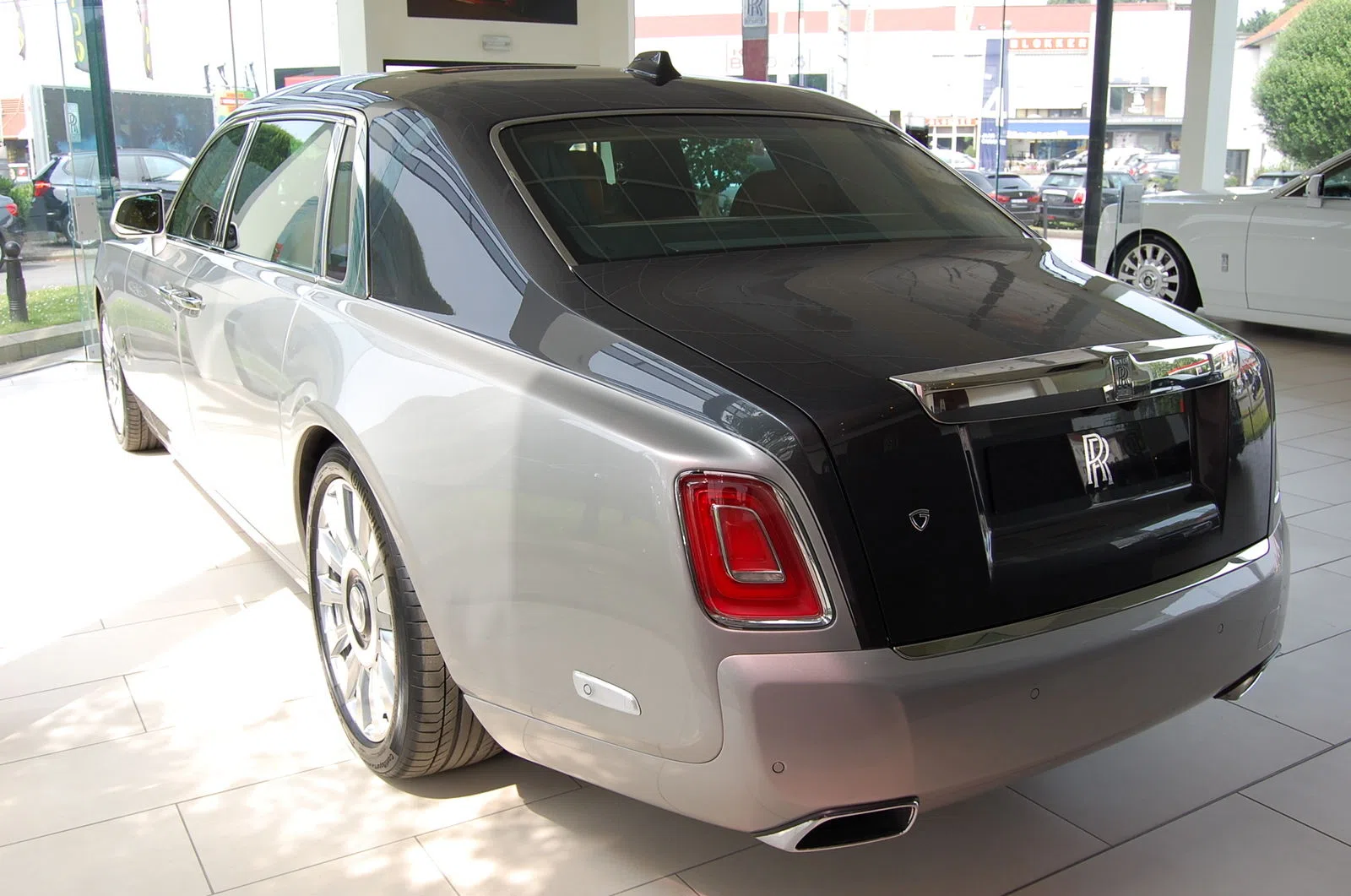 2018 Rolls-Royce Phantom VIII, rear three-quarter view, Silber Metallic