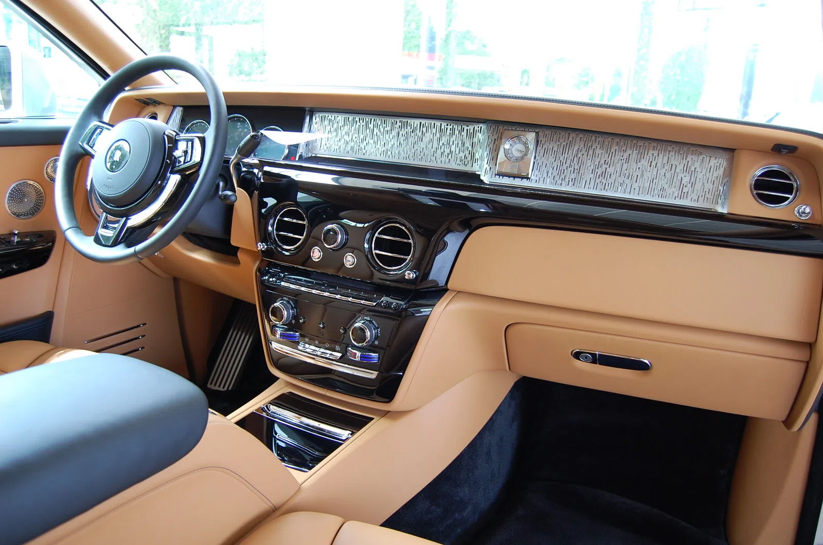 2018 Rolls-Royce Phantom VIII interior, Beige