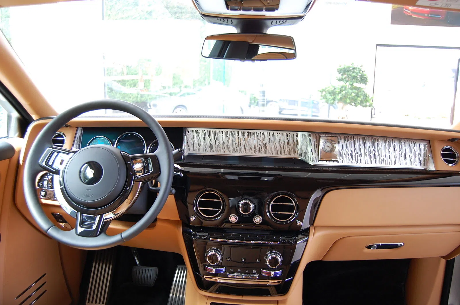 2018 Rolls-Royce Phantom VIII interior, dashboard, Beige