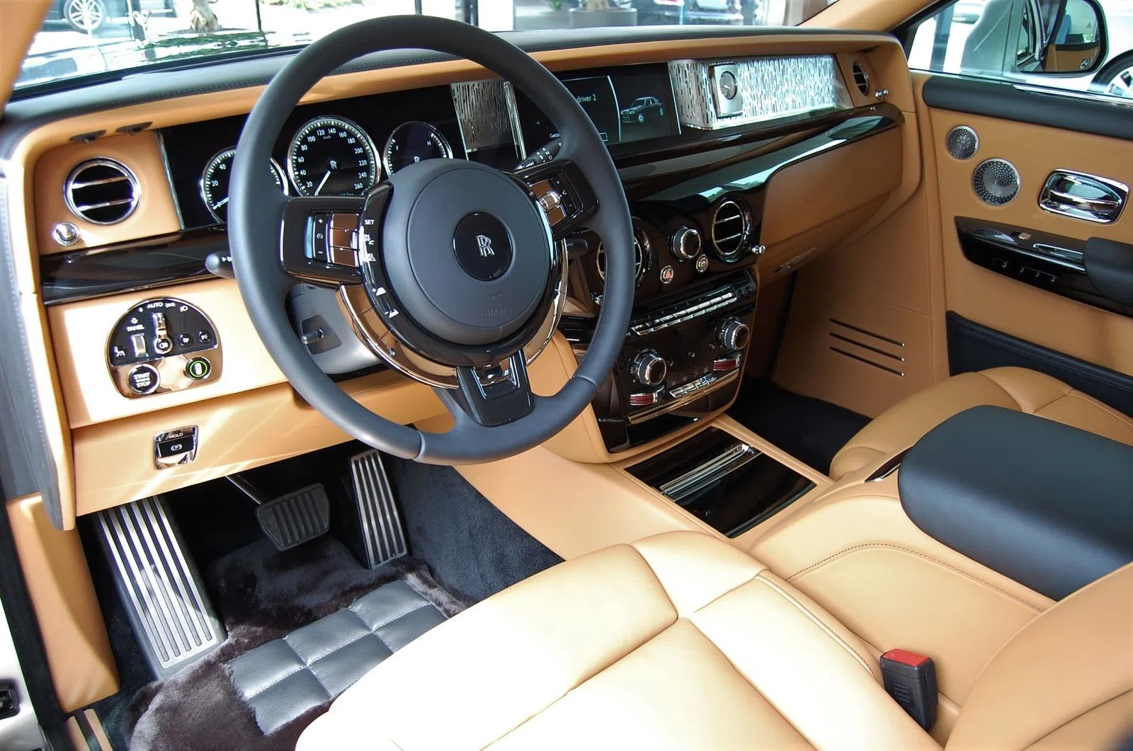 2018 Rolls-Royce Phantom VIII interior, dashboard, Beige