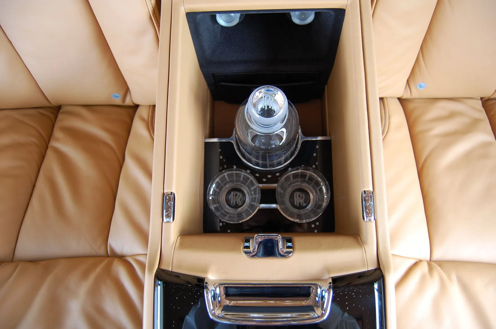 2018 Rolls-Royce Phantom VIII interior, Beige
