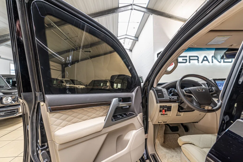 2020 Toyota Land Cruiser 200 5.7 L'ARMORED B6 interior, door panel, Beige Leather