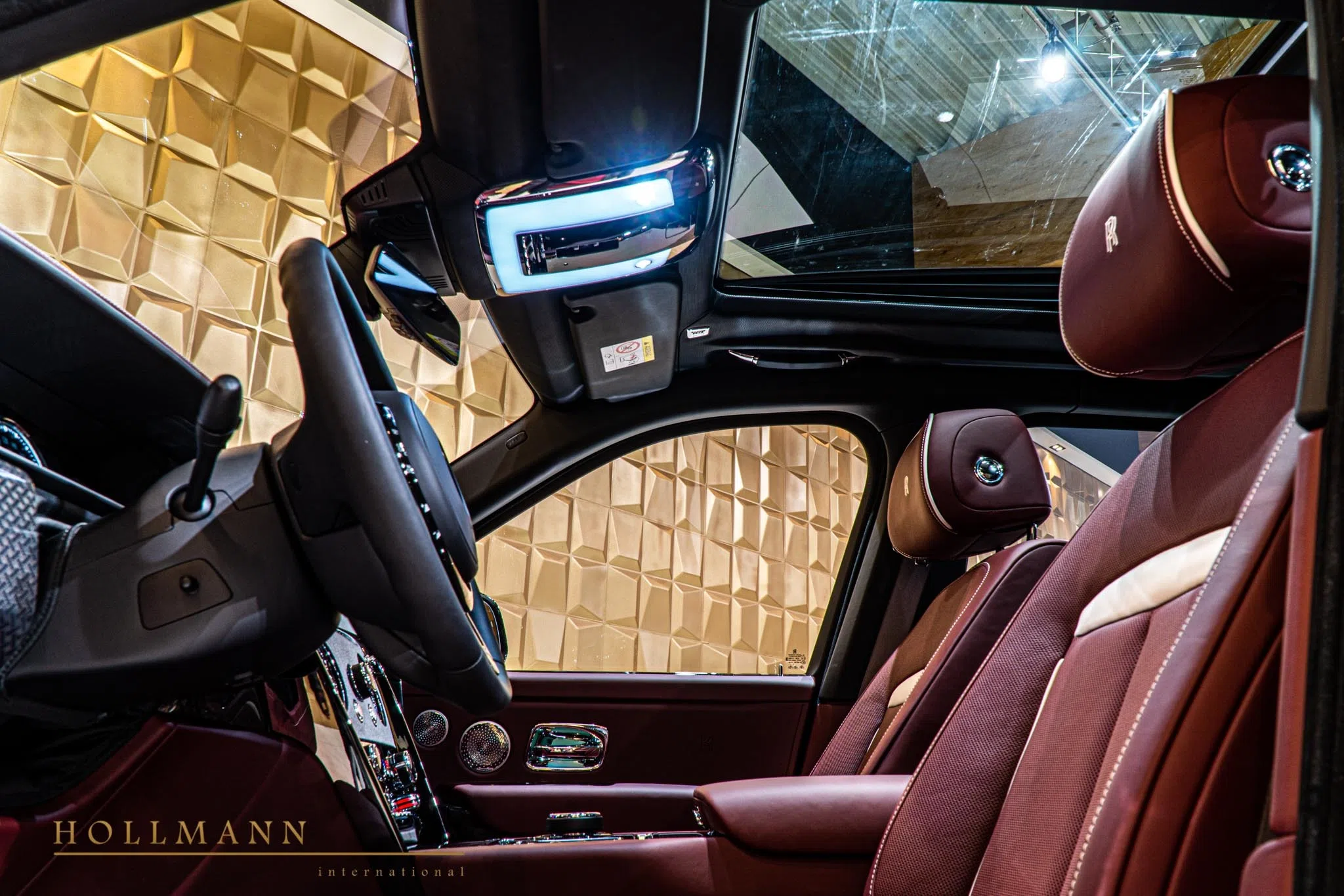 2020 Rolls-Royce Cullinan Black Badge interior, Ardent Red