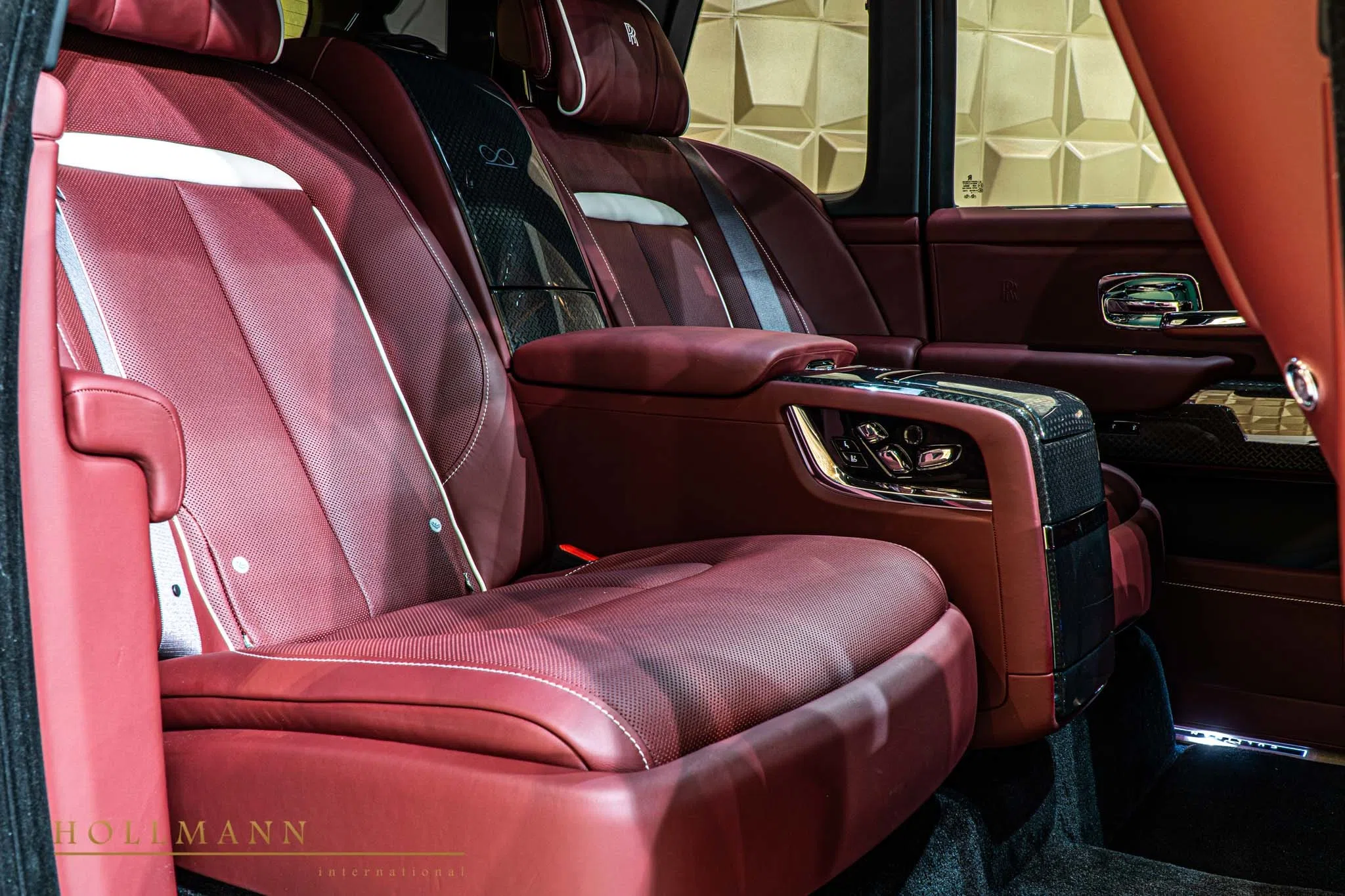 2020 Rolls-Royce Cullinan Black Badge interior, seats, Ardent Red