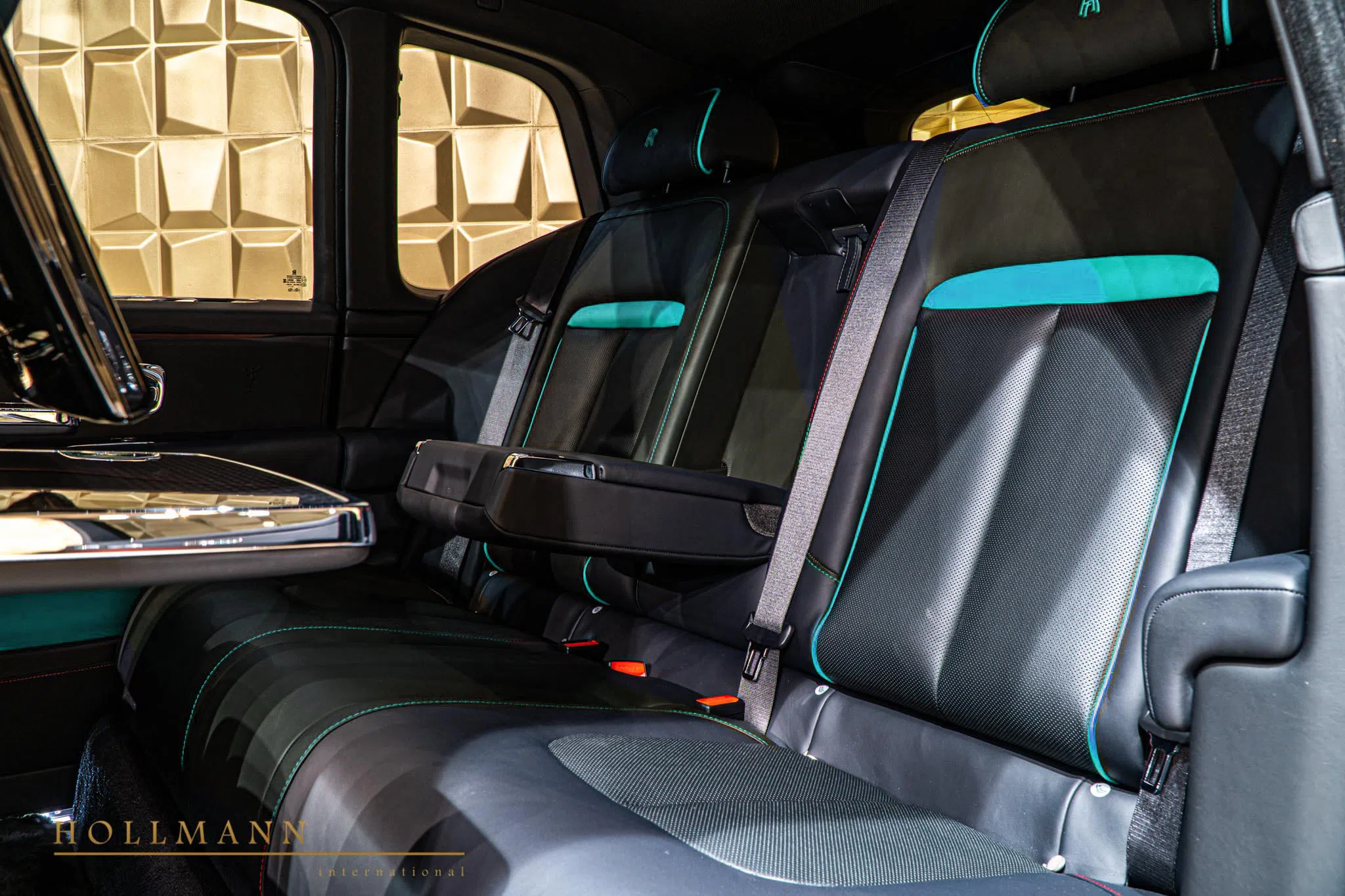 2020 Rolls-Royce Cullinan Black Badge interior, seats, Black with Turchese Blue