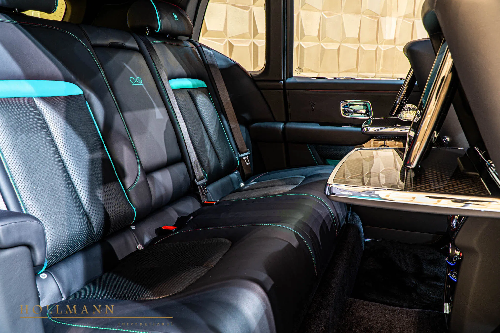 2020 Rolls-Royce Cullinan Black Badge interior, seats, Black with Turchese Blue
