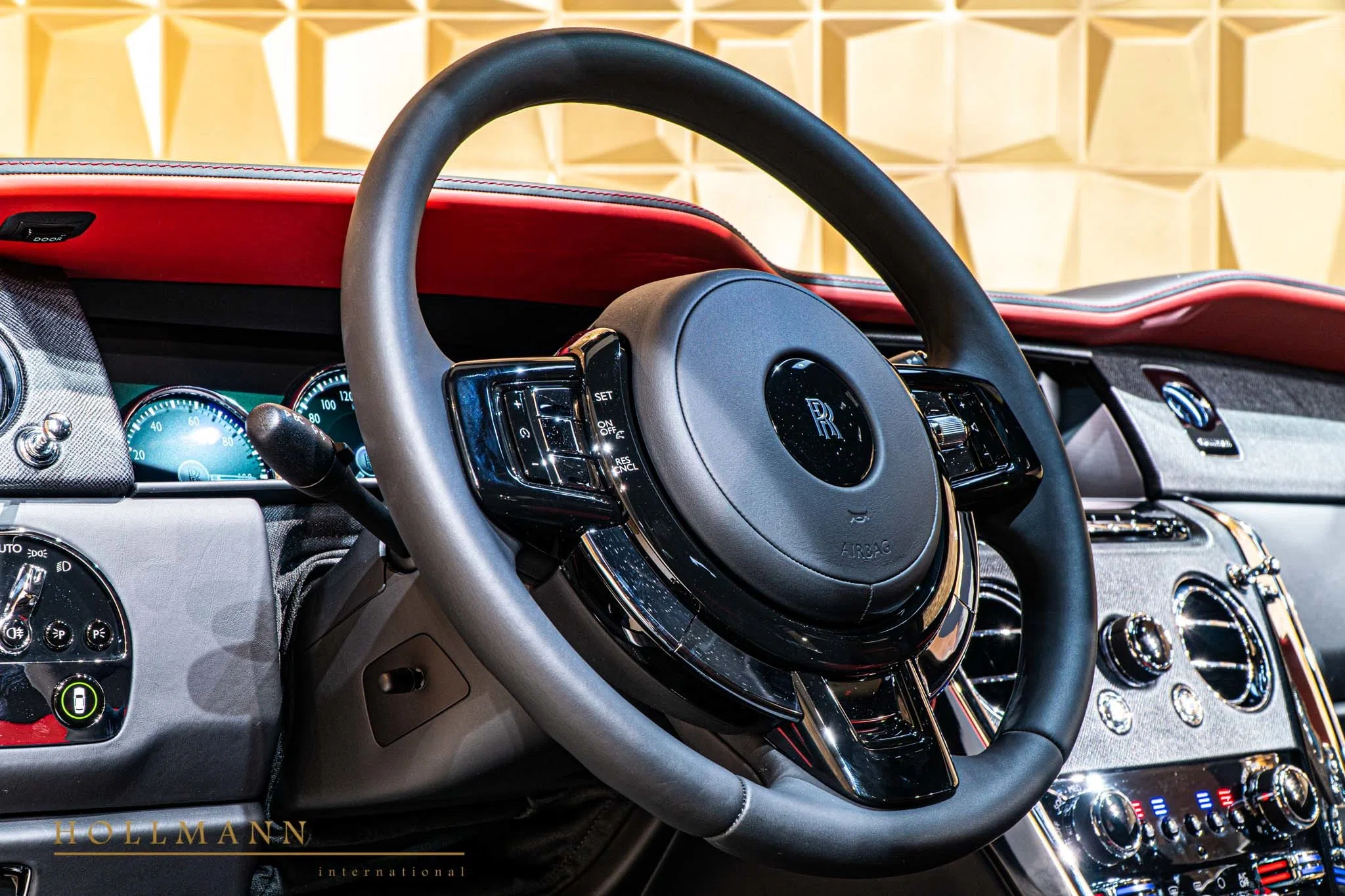 2020 Rolls-Royce Cullinan interior, steering wheel, Black with Mugello Red