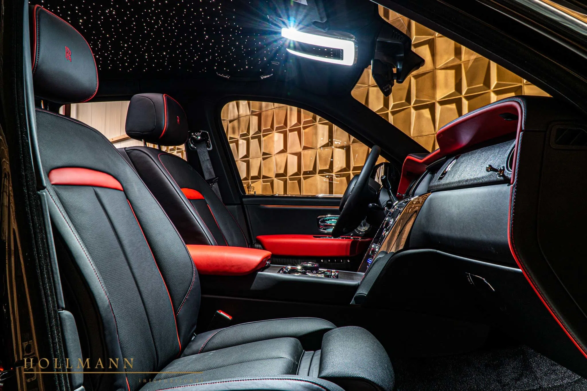 2020 Rolls-Royce Cullinan interior, seats, Black with Mugello Red