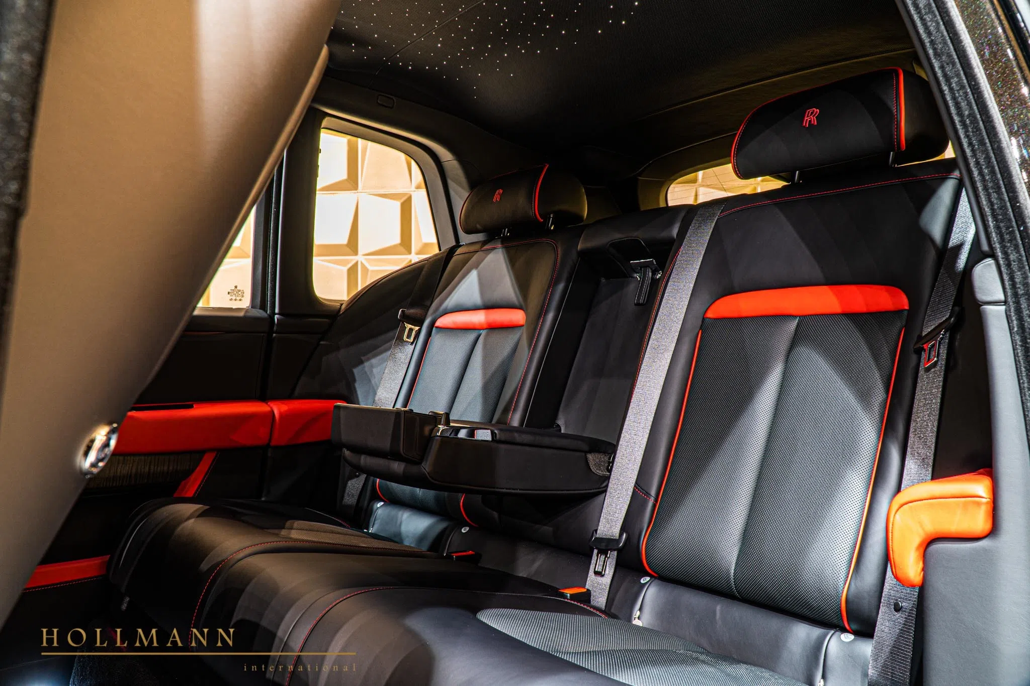 2020 Rolls-Royce Cullinan interior, seats, Black with Mugello Red