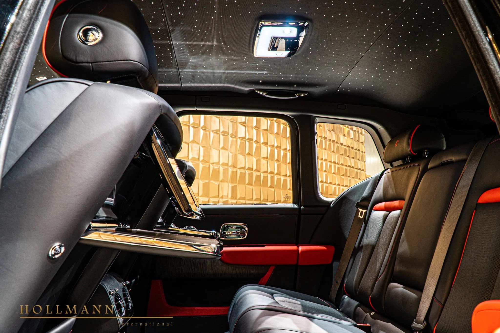 2020 Rolls-Royce Cullinan interior, seats, Black with Mugello Red