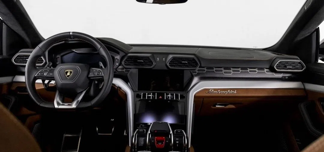 2020 Lamborghini Urus interior