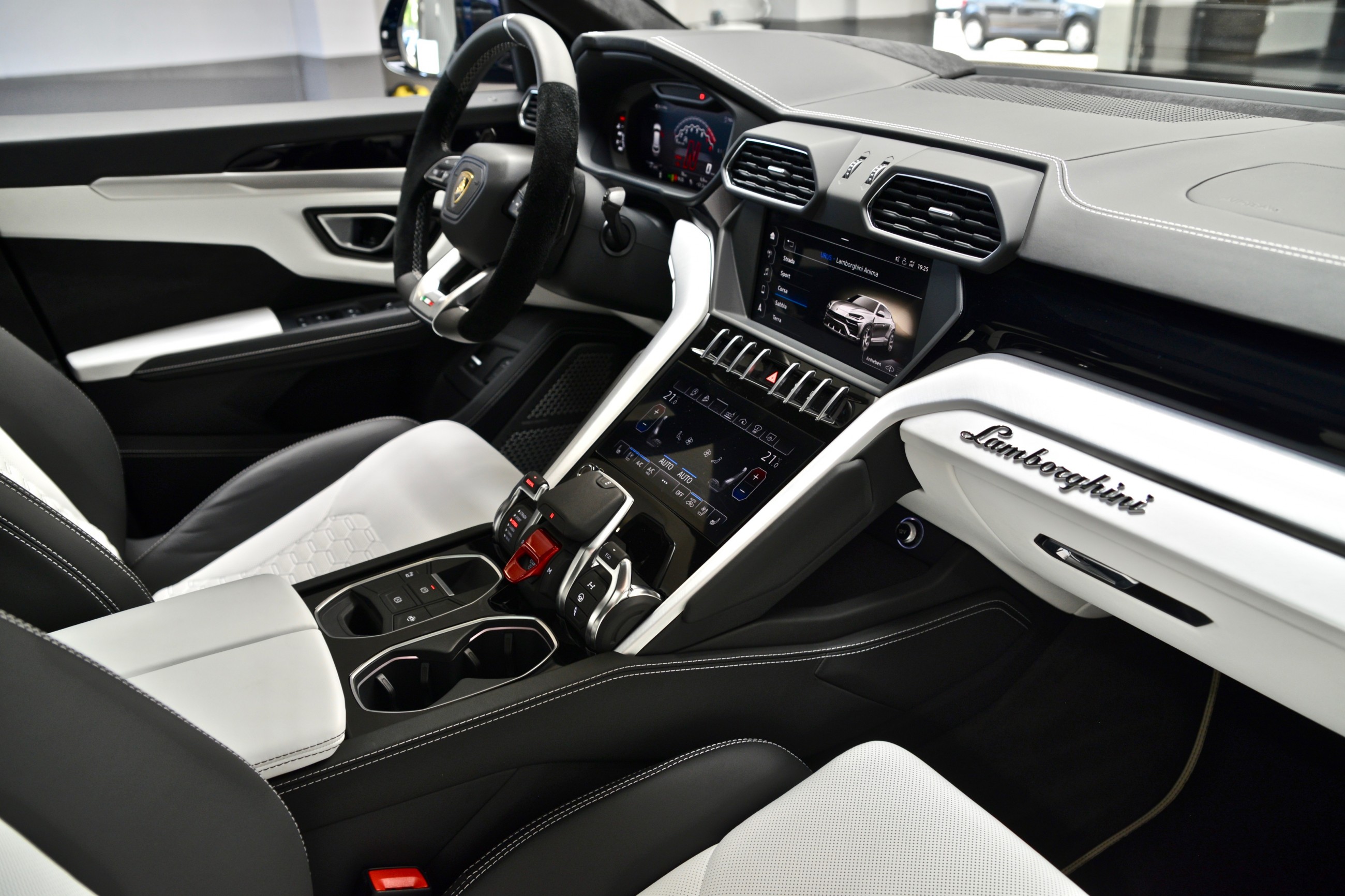 2020 Lamborghini Urus, 10/20