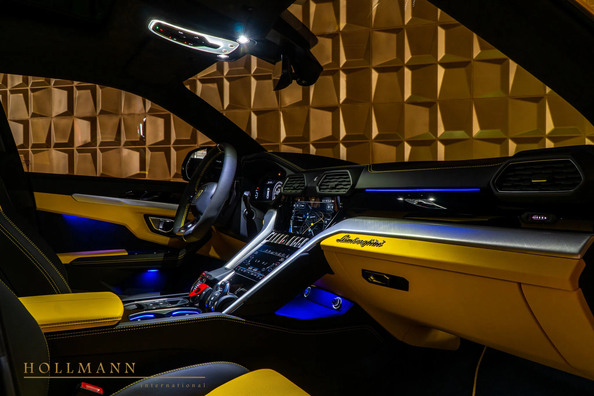 2020 Lamborghini Urus interior, dashboard, Sportivo Giallo Auge / Nero