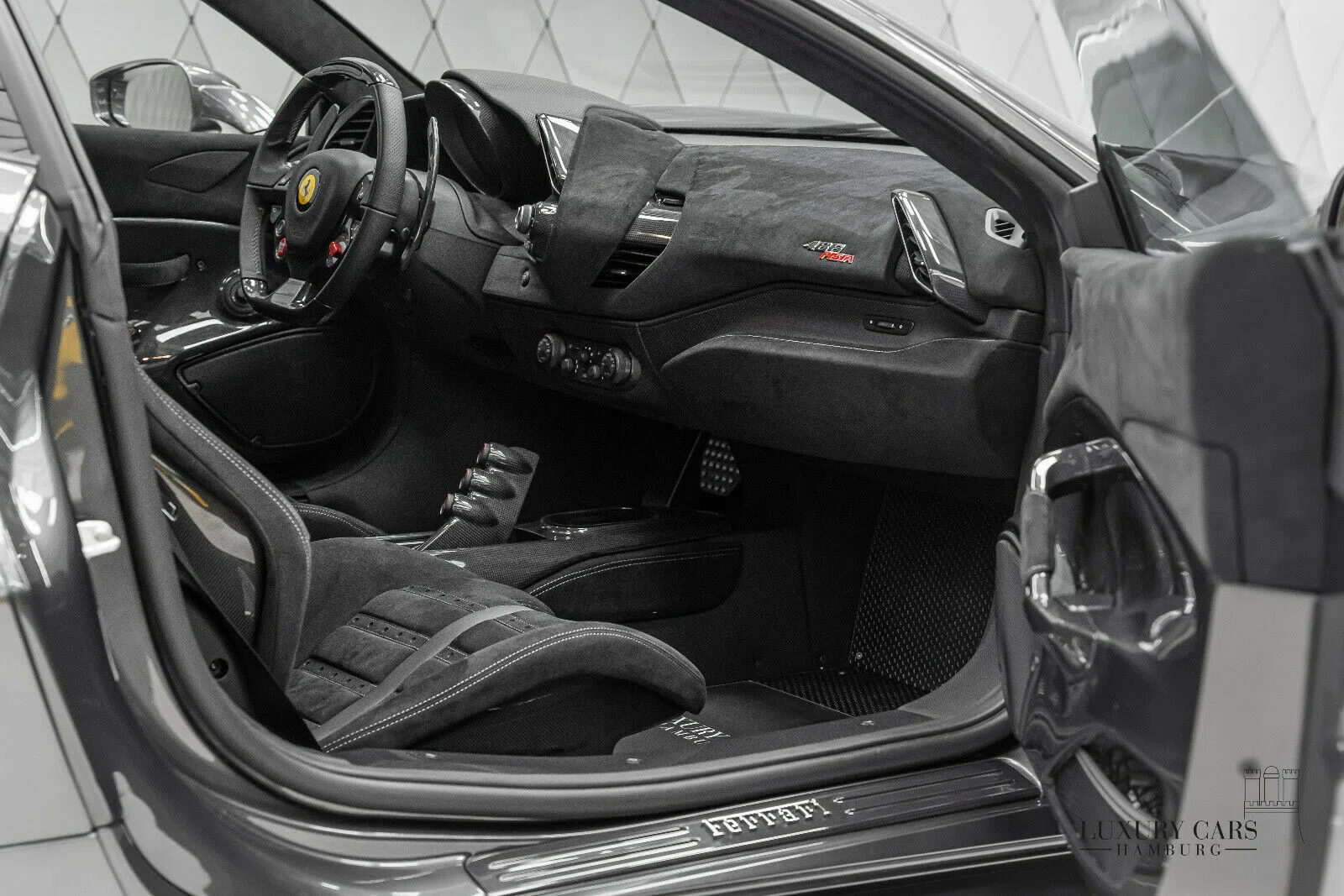 2020 Ferrari 488 Pista interior, Leather Alcantara Nero