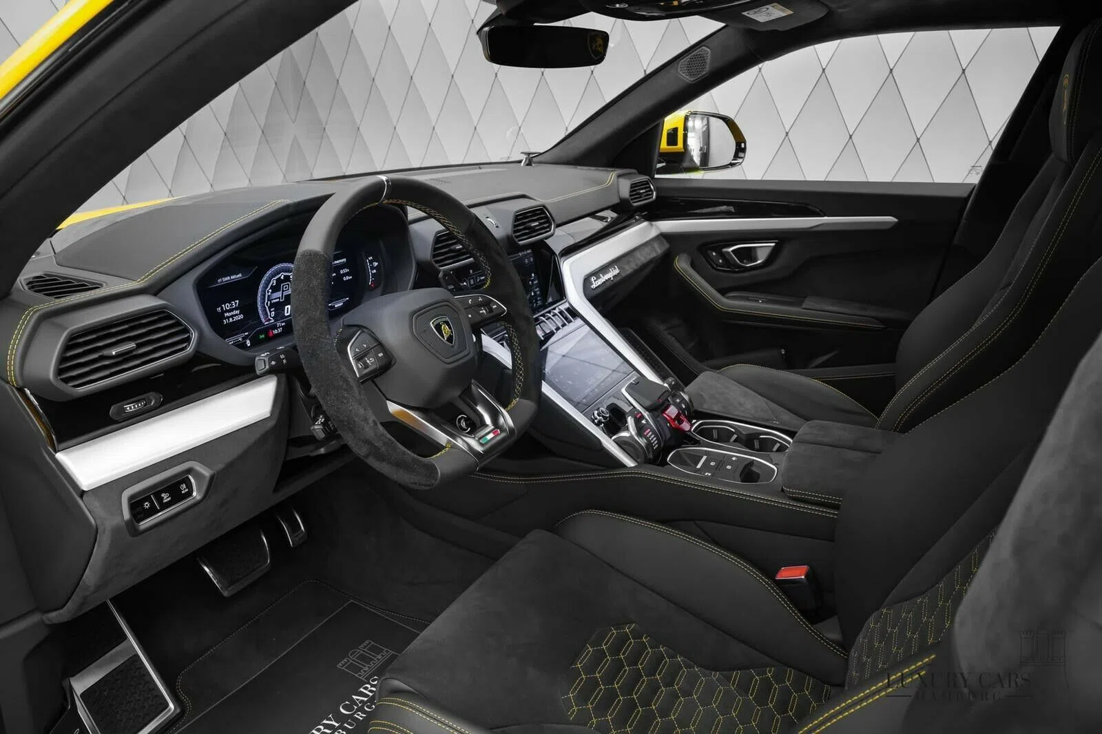 2020 Lamborghini Urus interior, dashboard, Schwarz, Vollleder