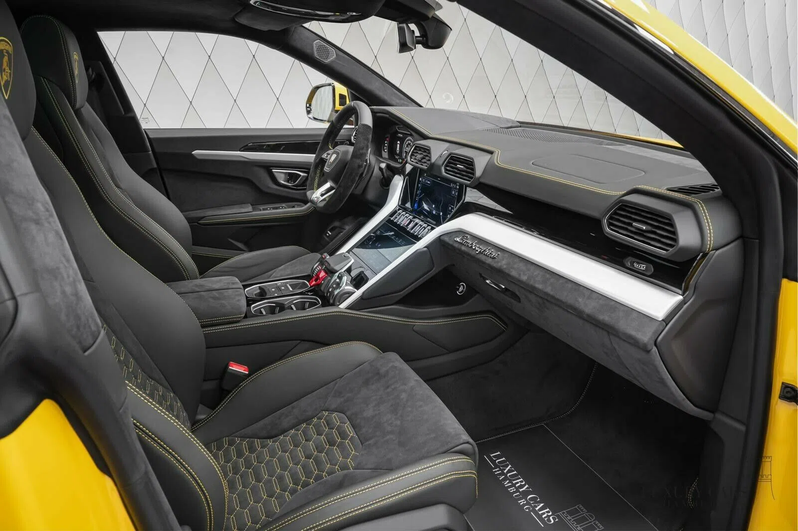 2020 Lamborghini Urus interior, Schwarz, Vollleder