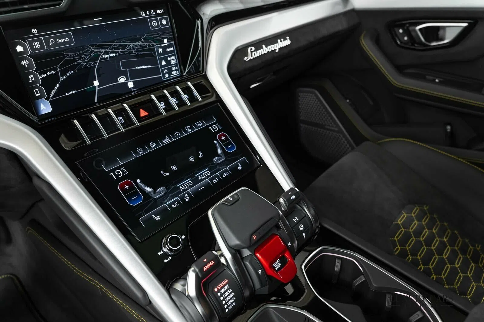 2020 Lamborghini Urus interior, center console, Schwarz, Vollleder