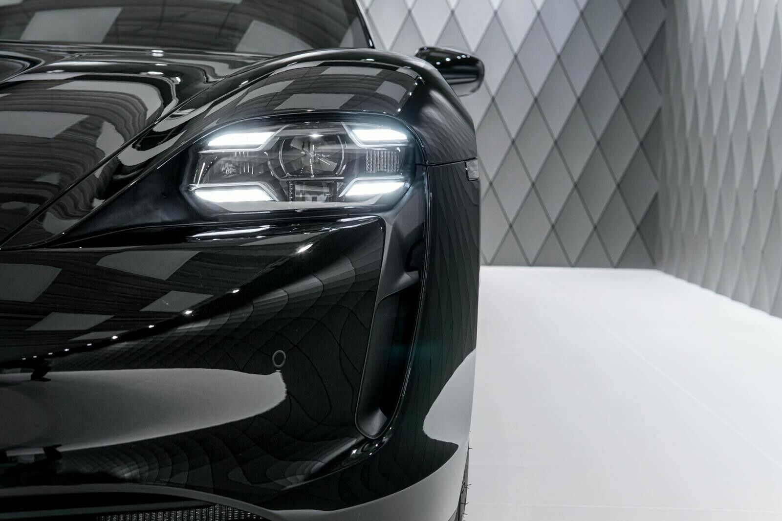2020 Porsche Taycan 4S, 8/20