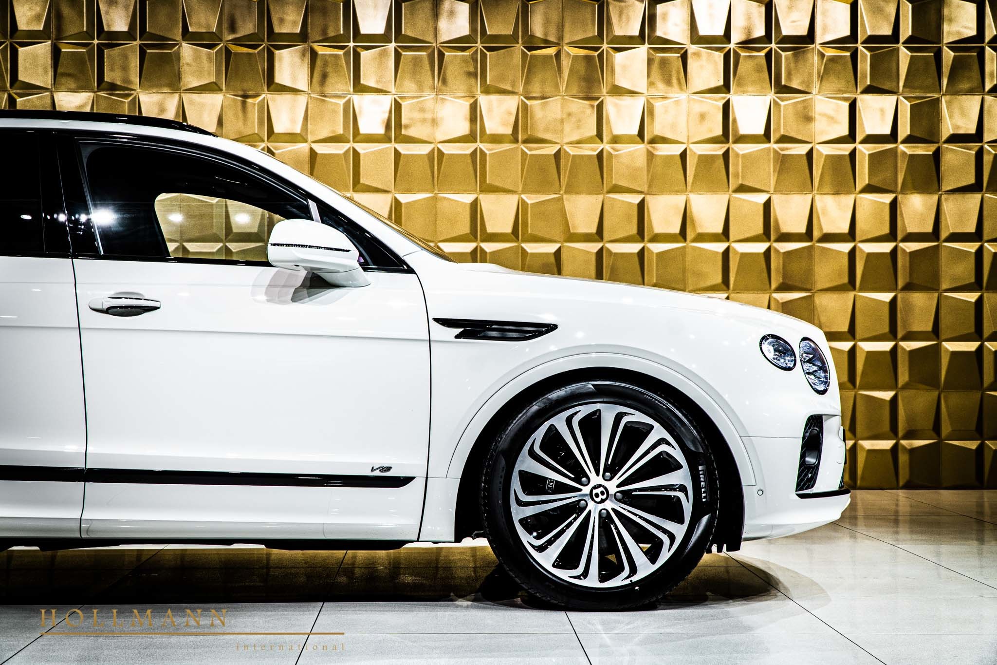2021 BENTLEY BENTAYGA V8, 8/20