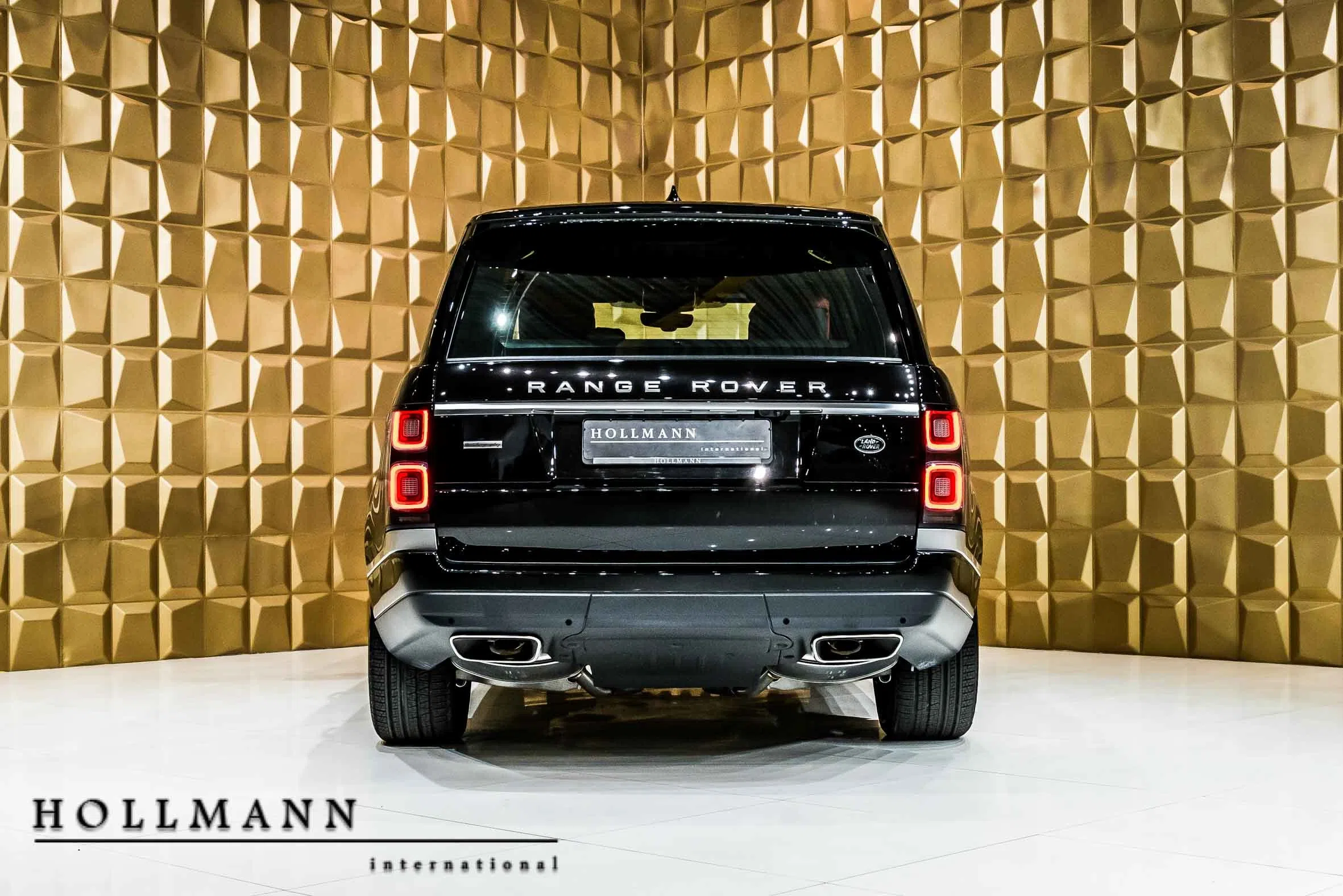 2020 RANGE ROVER 5.0 SCV8 Autobiography SWB, rear three-quarter view, Santorini Black