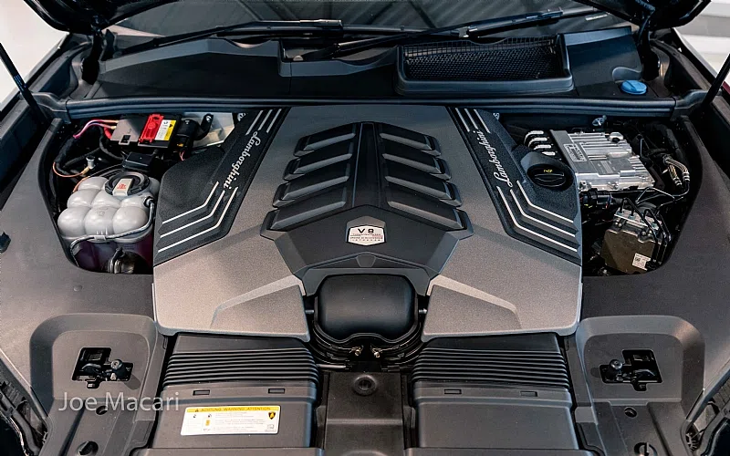 2019 Lamborghini Urus engine