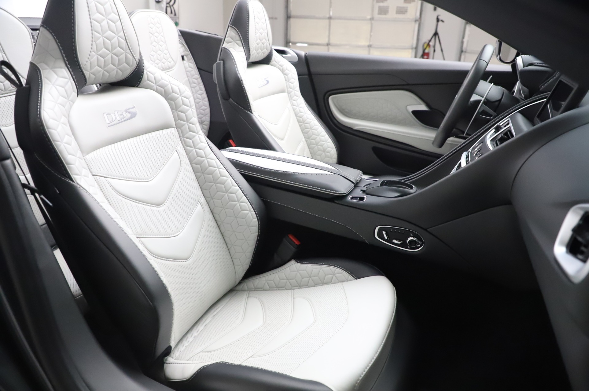2020 Aston Martin DBS Superleggera Volante, 19/20