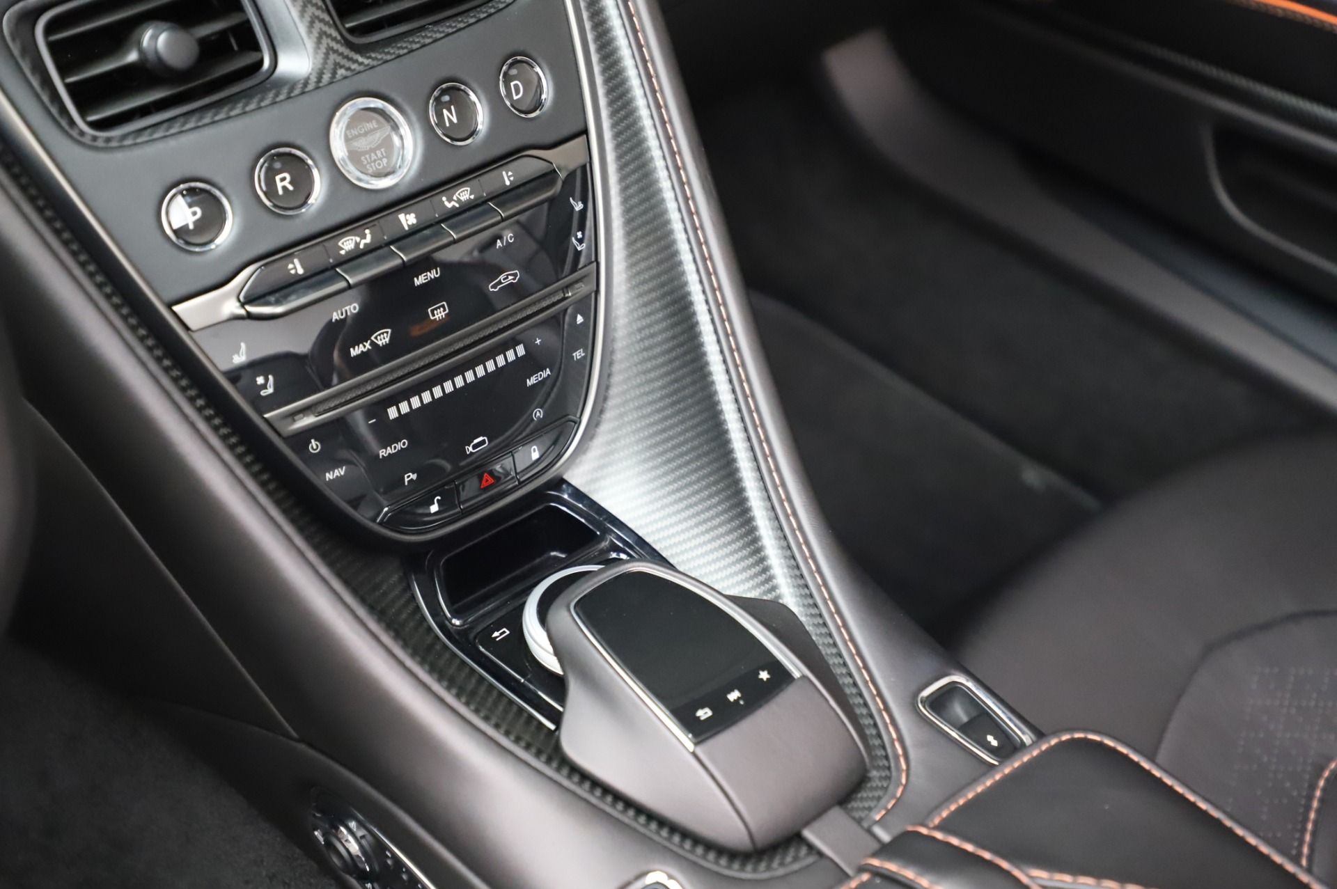 2020 Aston Martin DBS Superleggera Volante, 17/20