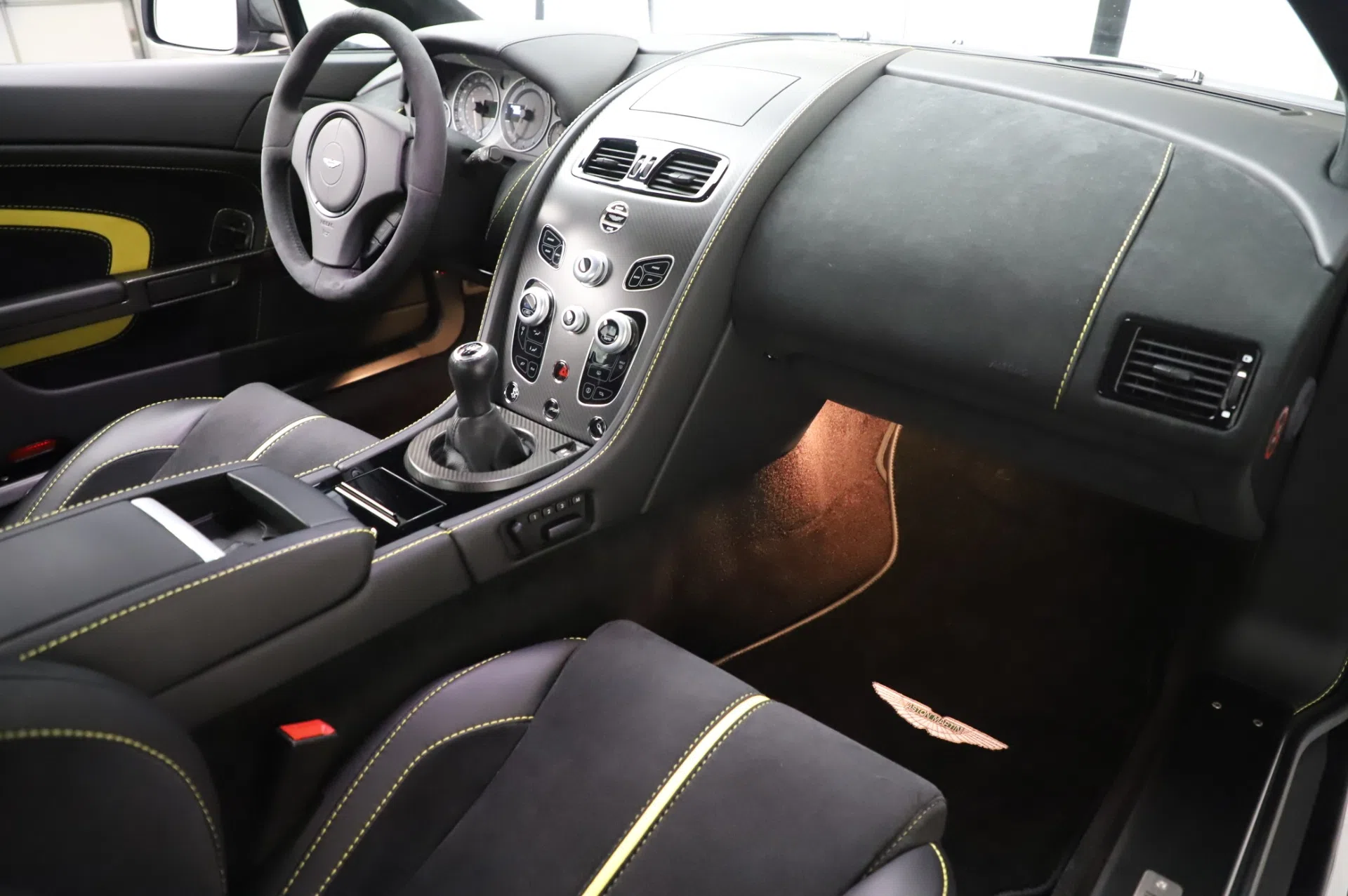 2017 Aston Martin V12 Vantage S, 15/20
