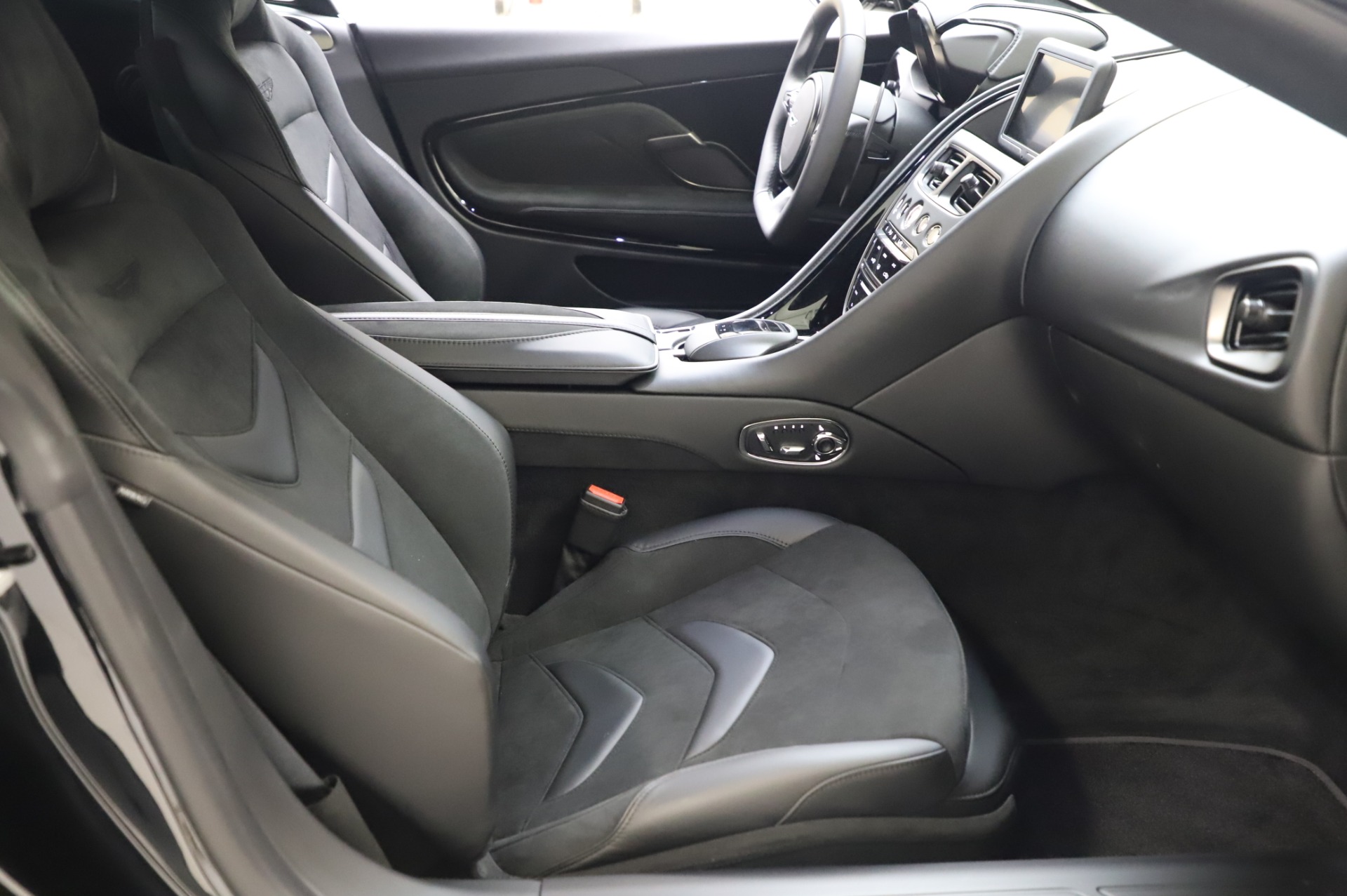 2020 Aston Martin DBS Superleggera Coupe, 16/19