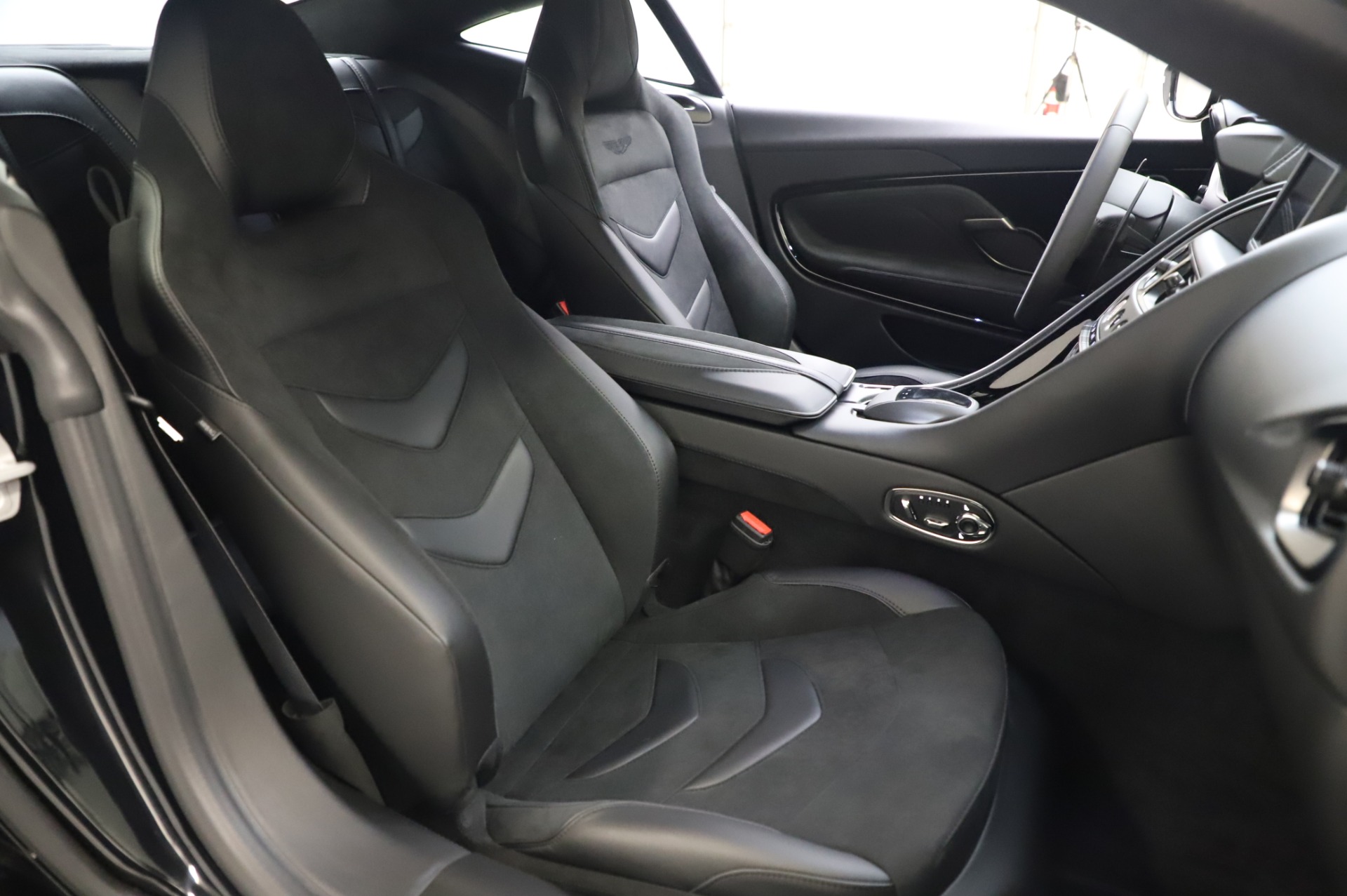 2020 Aston Martin DBS Superleggera Coupe, 17/19