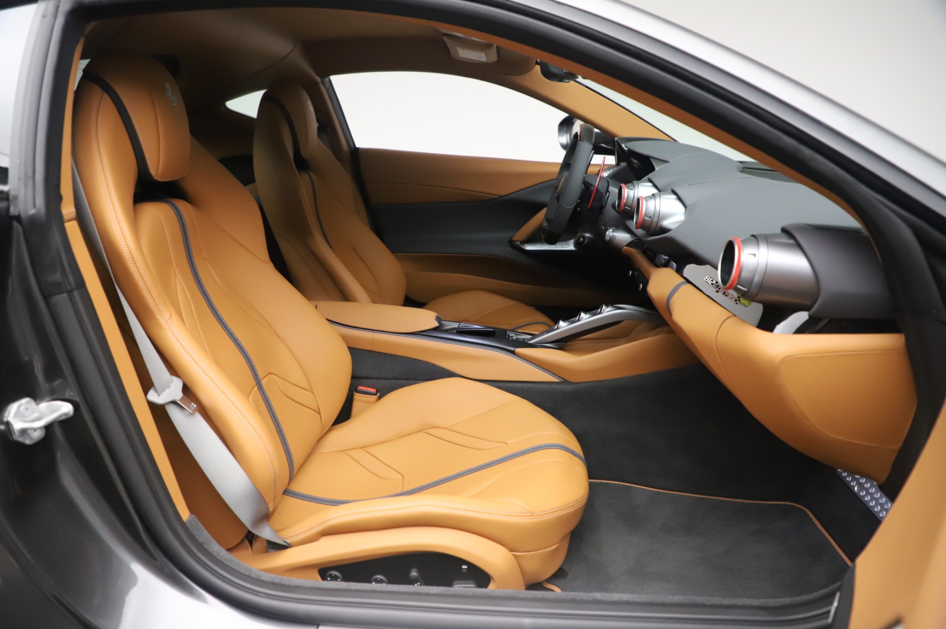 2020 Ferrari 812 Superfast, 16/18