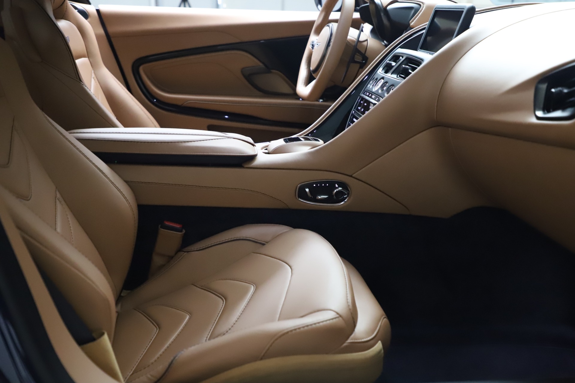 2020 Aston Martin DBS Superleggera Coupe, 17/20