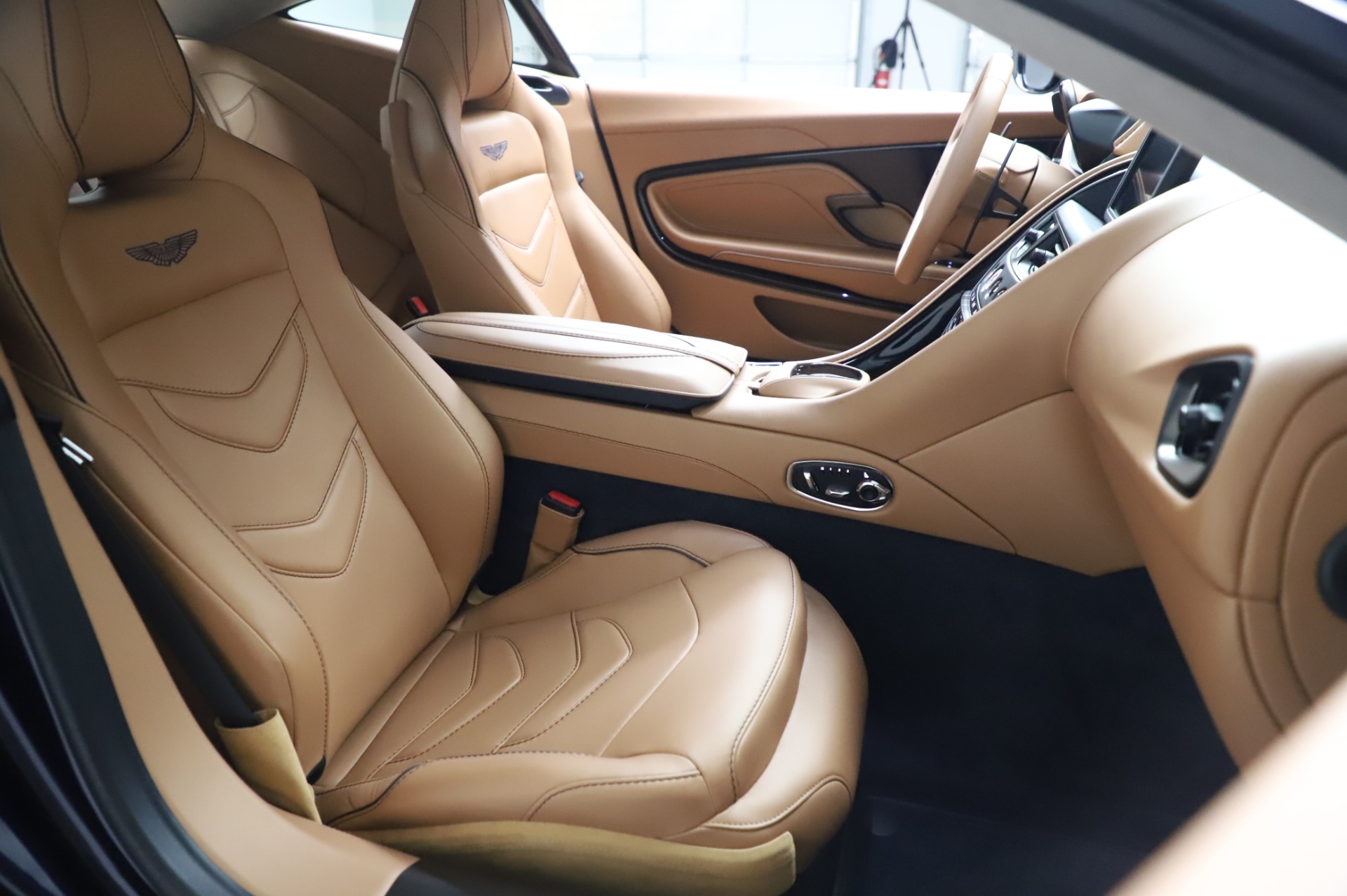 2020 Aston Martin DBS Superleggera Coupe, 18/20