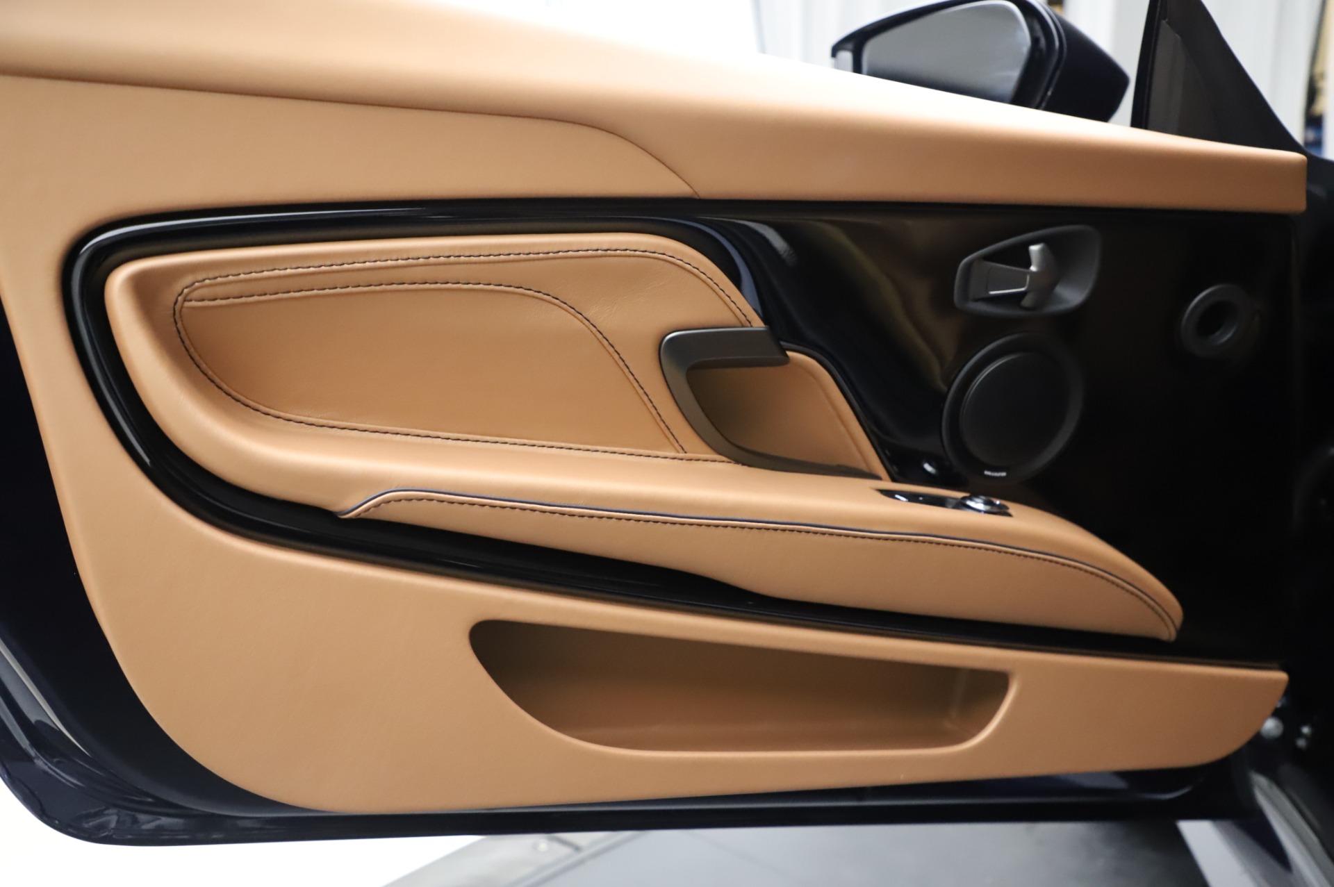2020 Aston Martin DBS Superleggera Coupe, 19/20