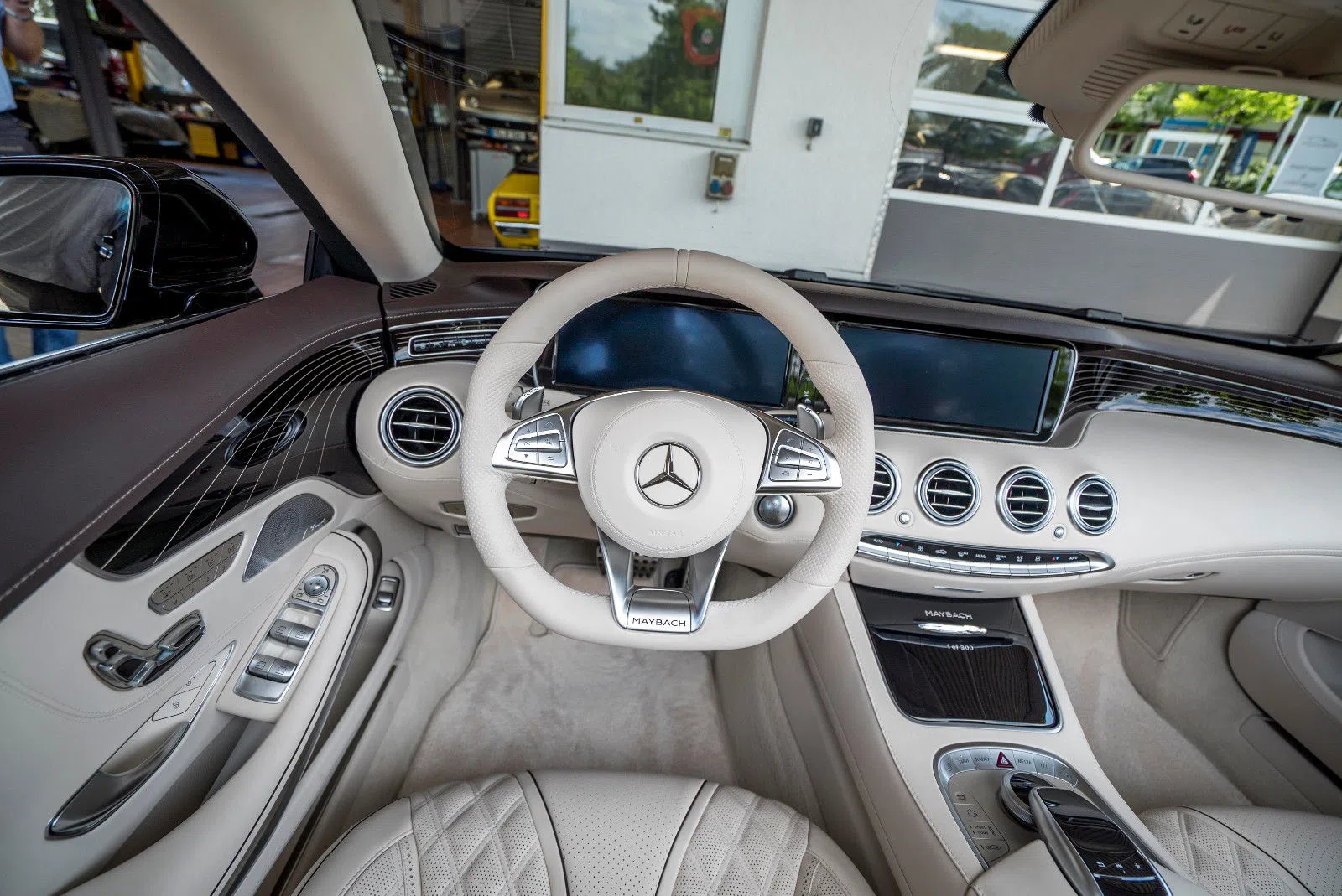 2018 Mercedes-Maybach S 650 Cabriolet interior, Beige