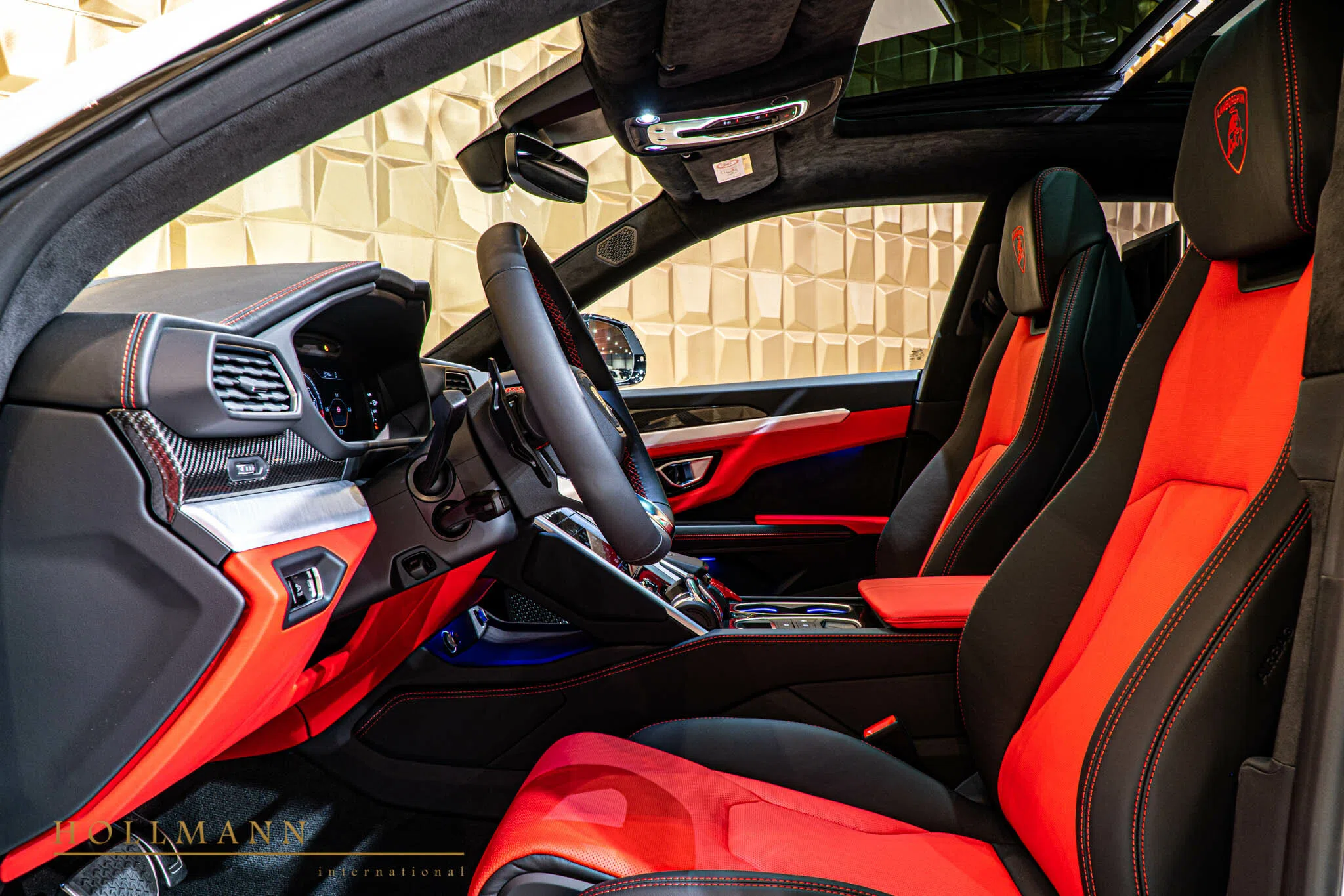 2020 Lamborghini Urus interior, Nero Ade / Rosso Alala