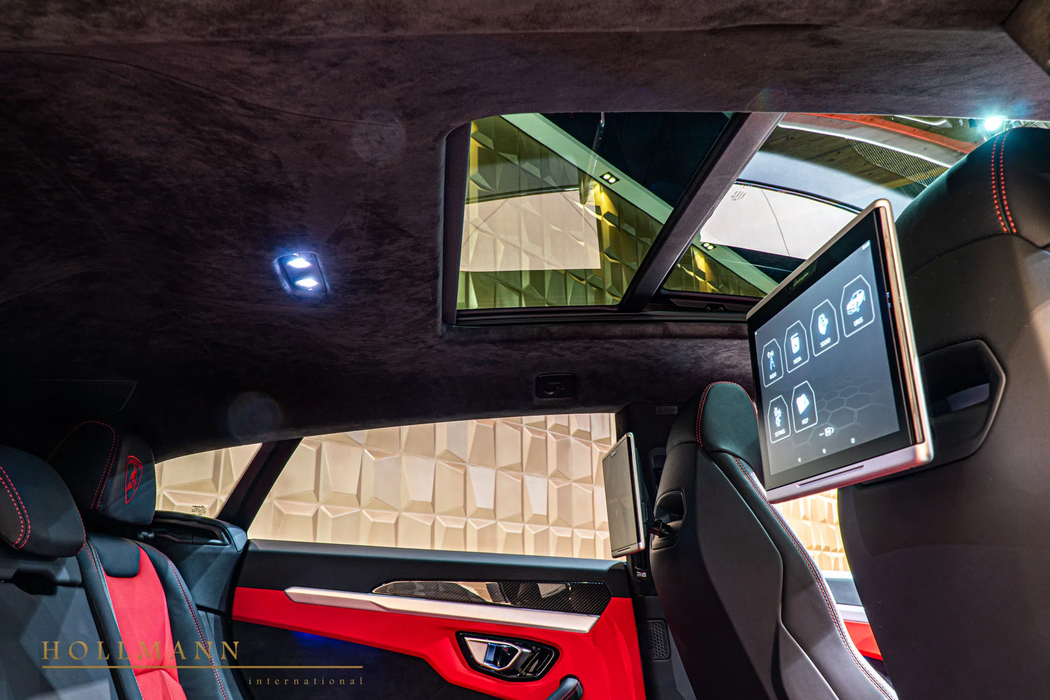 2020 Lamborghini Urus interior, Nero Ade / Rosso Alala