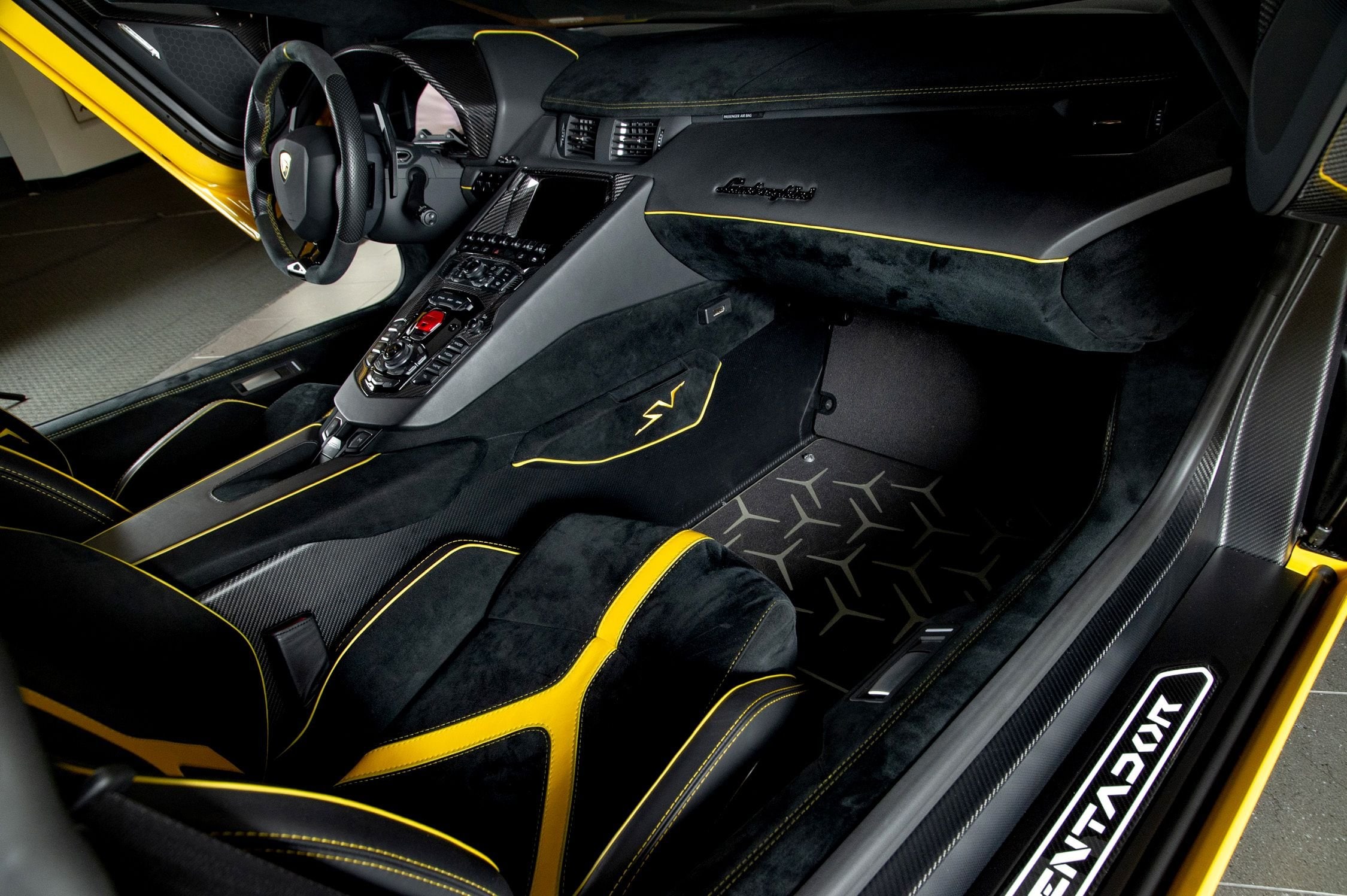 2017 Lamborghini Aventador SV Roadster, 2/20