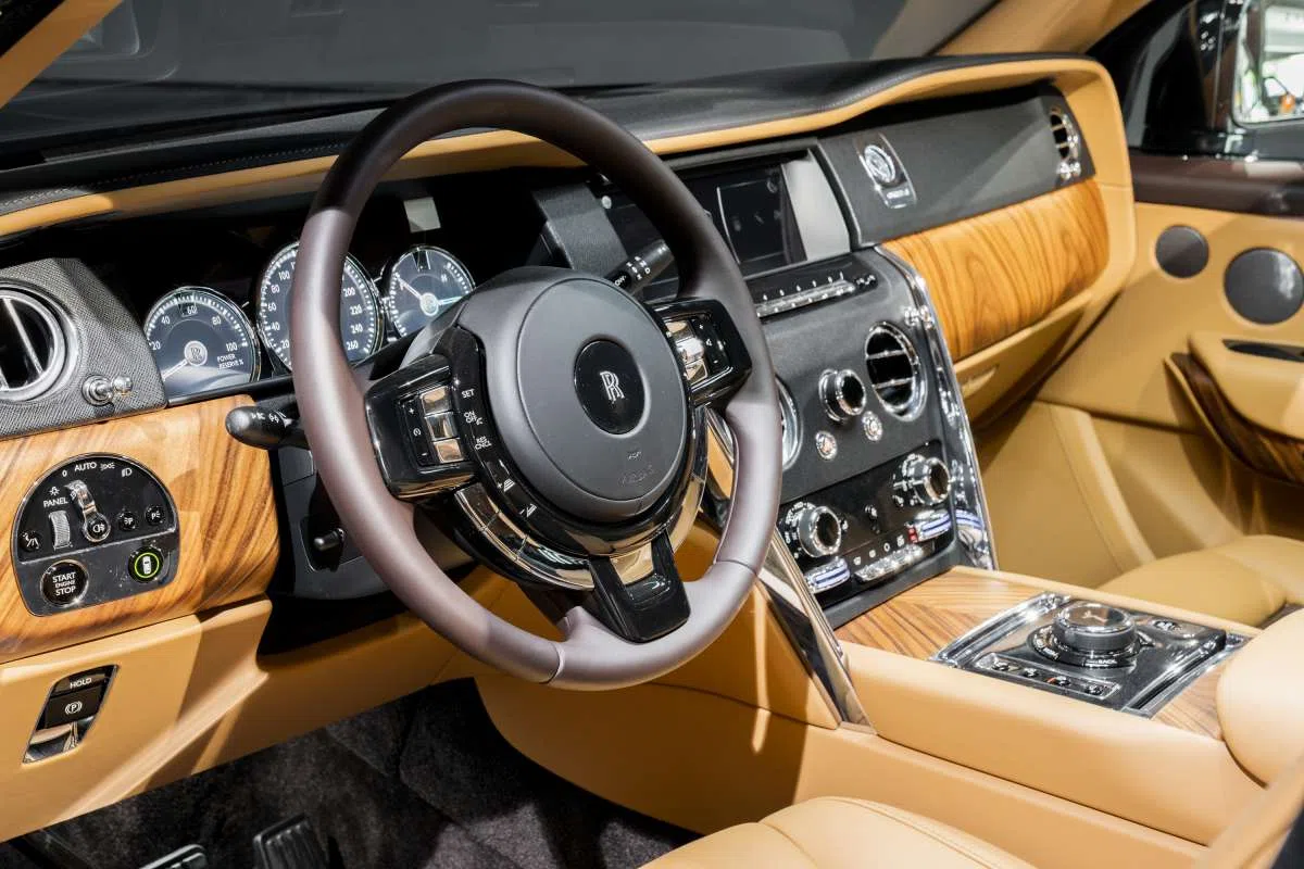 2020 Rolls-Royce Cullinan interior, dashboard, TAN - Dark Spice