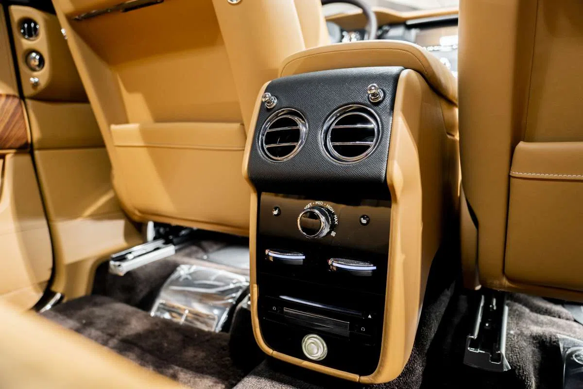 2020 Rolls-Royce Cullinan interior, TAN - Dark Spice