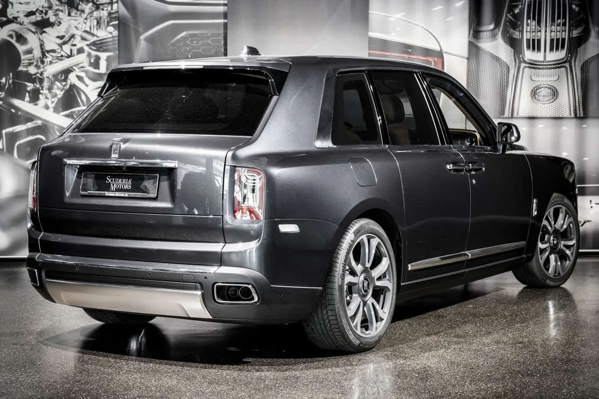 2020 Rolls-Royce Cullinan, rear three-quarter view, Darkest Tungsten