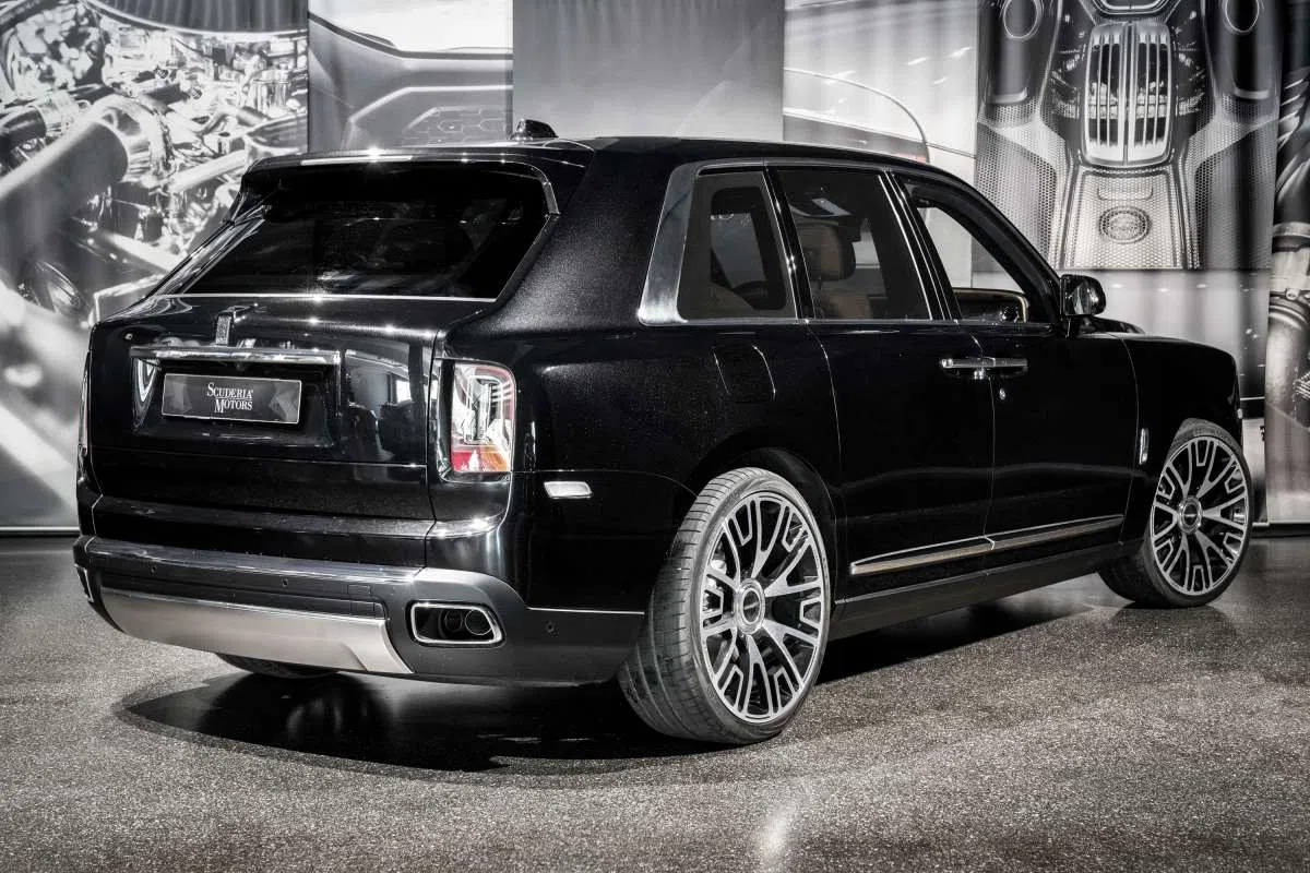 2019 Rolls-Royce Cullinan, rear three-quarter view, Black Diamond