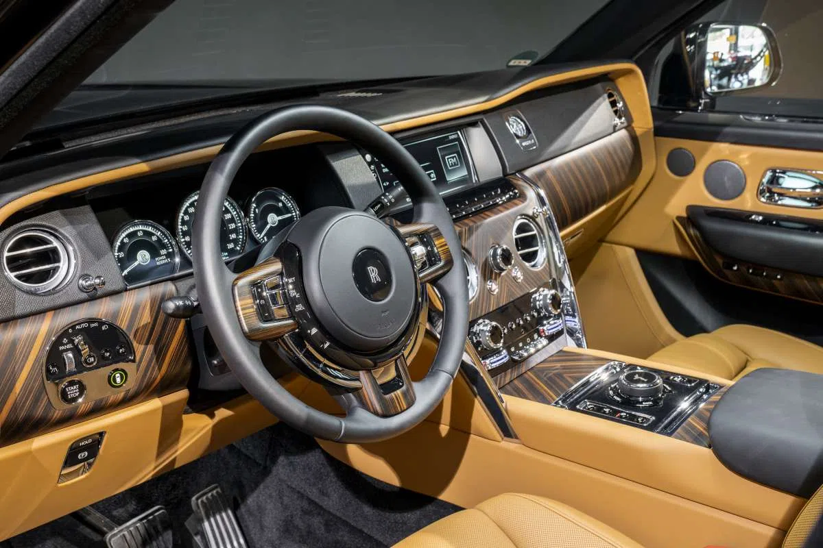 2019 Rolls-Royce Cullinan interior, dashboard, TAN|BLACK