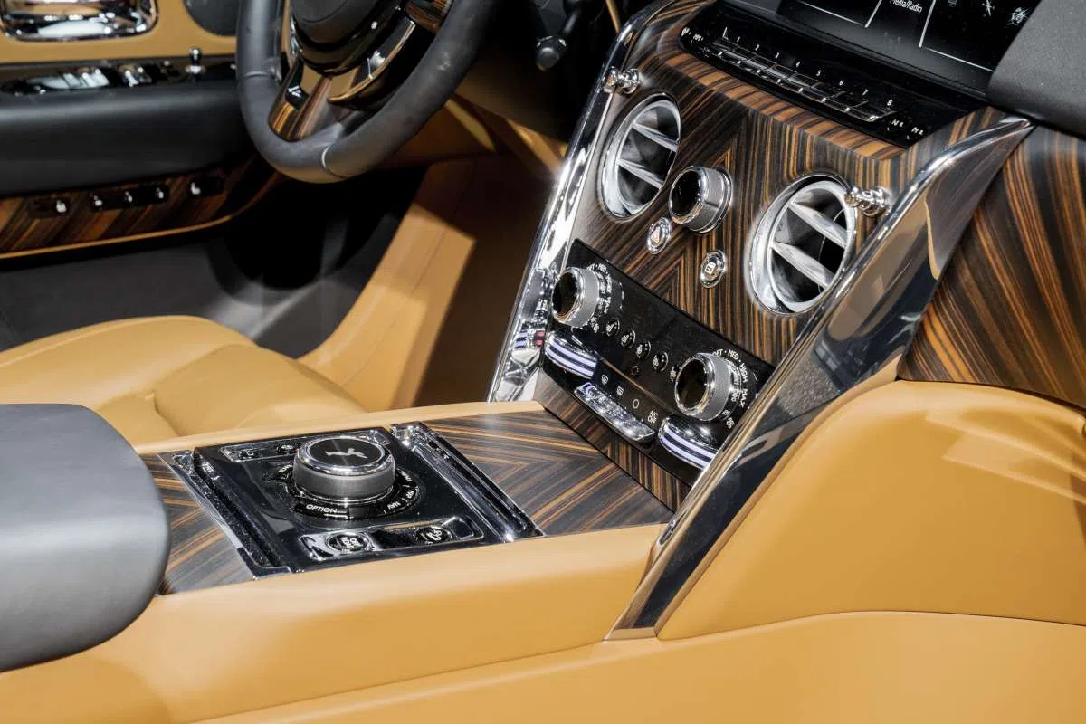 2019 Rolls-Royce Cullinan interior, center console, TAN|BLACK