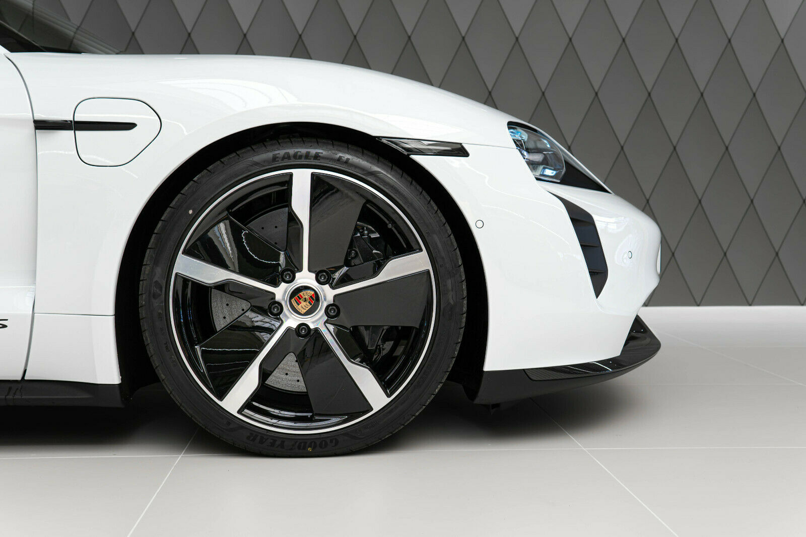 2020 Porsche Taycan Turbo S, 8/20