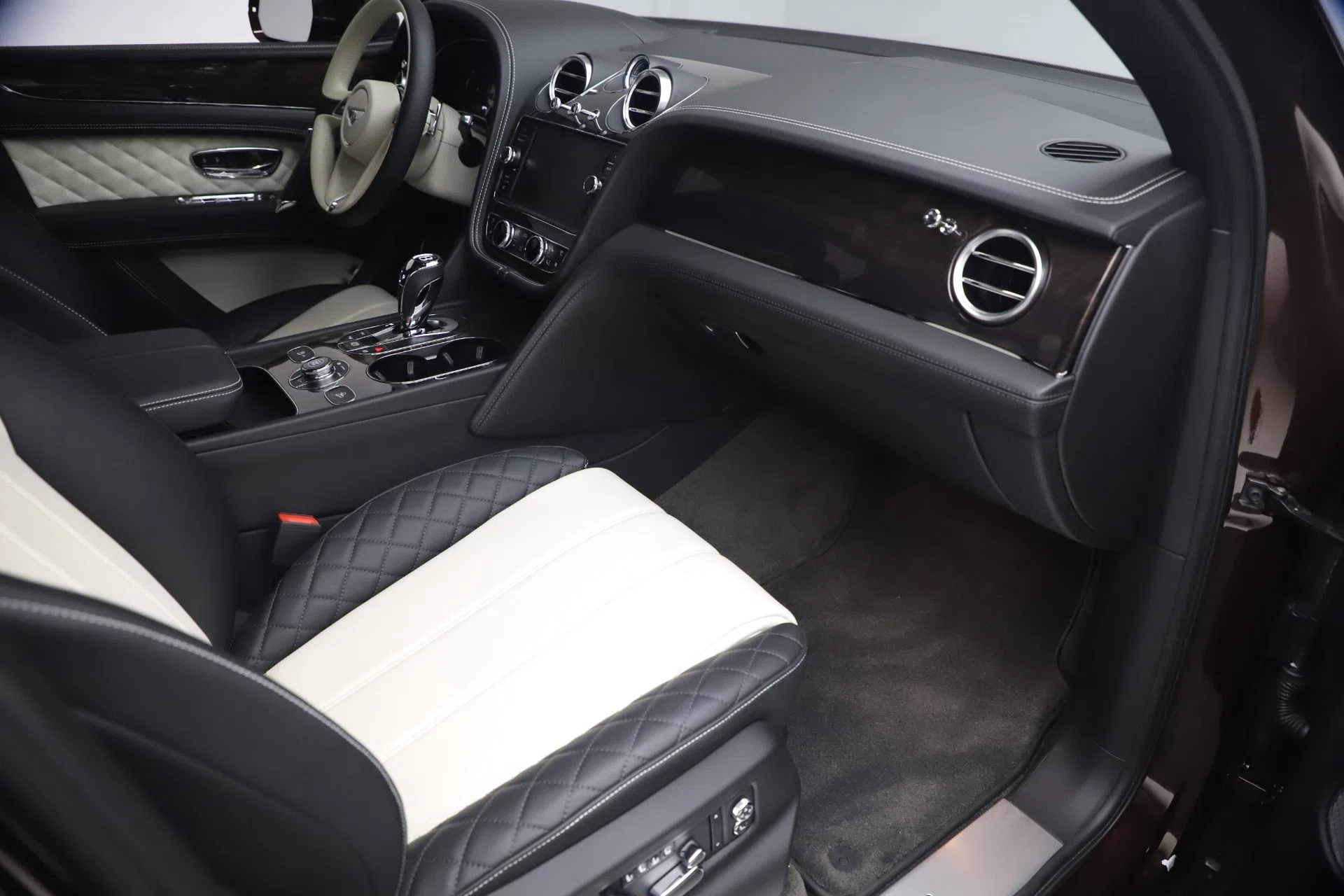 2020 Bentley Bentayga V8 interior, Linen