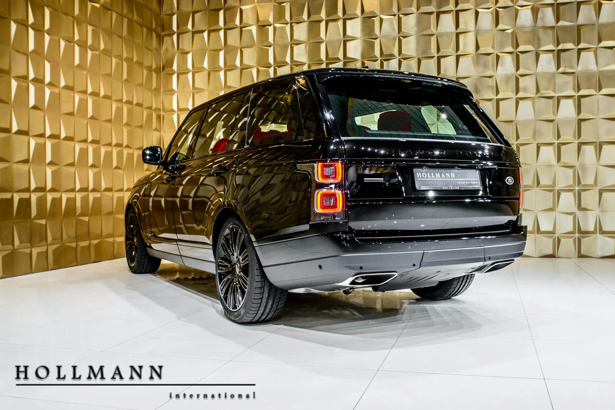 2018 Land Rover Range Rover, rear three-quarter view, Santorini Black