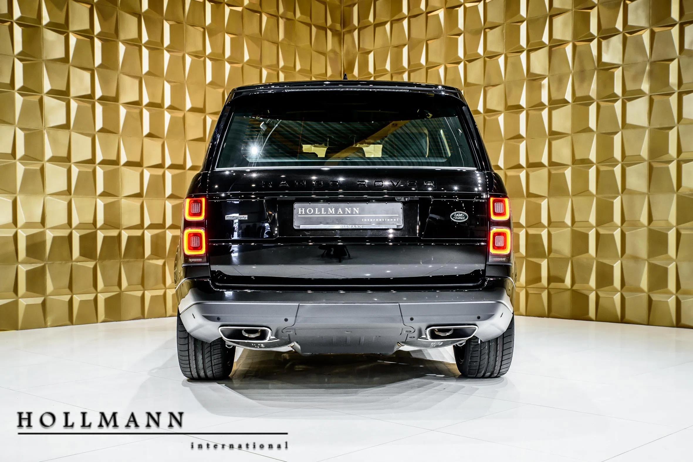 2018 Land Rover Range Rover, rear three-quarter view, Santorini Black