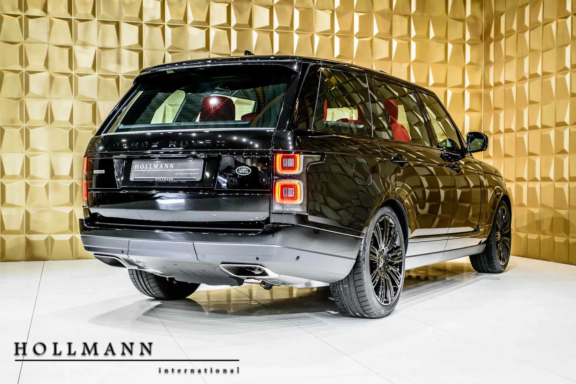 2018 Land Rover Range Rover, rear three-quarter view, Santorini Black
